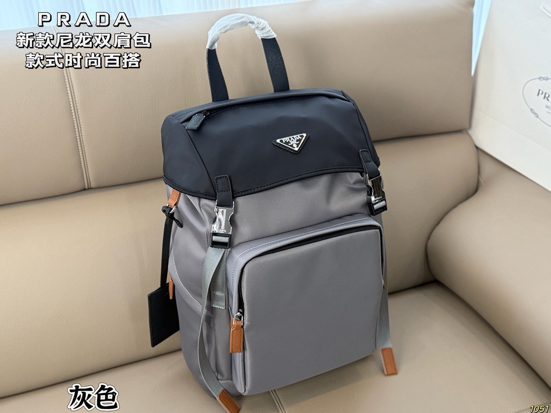 &yen;210 PRADA普拉达新款双肩包 满足日常所需，解放双手 款式百搭 非常能装👍 进口尼龙面料，低调简单 包身不易变形，自重轻❗️ 尺寸26 38