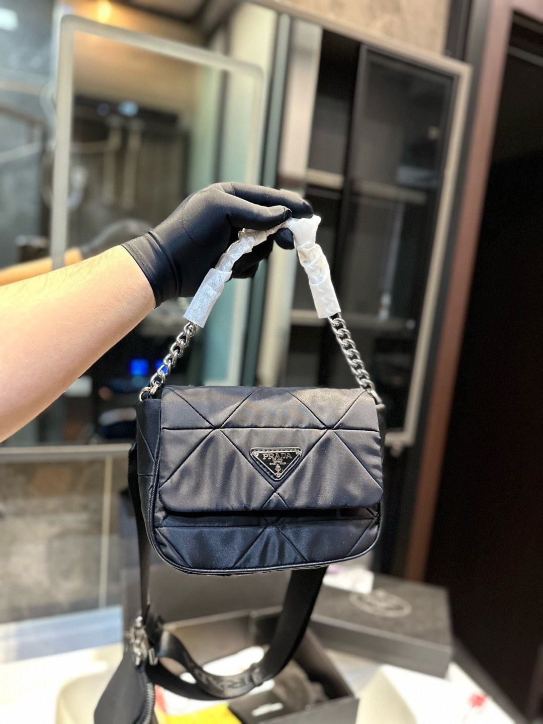 ❤️p125（礼盒包装）❤️ PRADA/普拉达新款System羊皮菱格邮差包 三合一女包 轻巧有型隐藏式前V拉链和翻盖设计包形与正面的三角标争相呼应突出了品牌logo标识的主题~肩带都可以调节 yx尺寸20 18cm