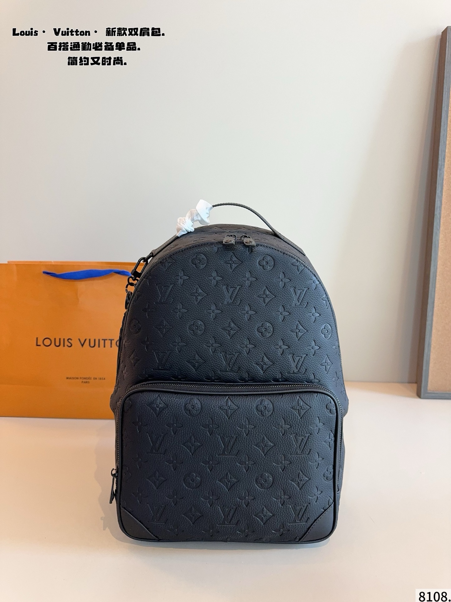 p190 Lv DISCOVERY 双肩包 男生日常休闲搭配的理想选择～ 实用又百搭，小小的身体大大的空间 非常适合放随身物品~ 面料耐磨耐刮蹭，适合男生大大咧咧的性格尺寸：30*12*38cm