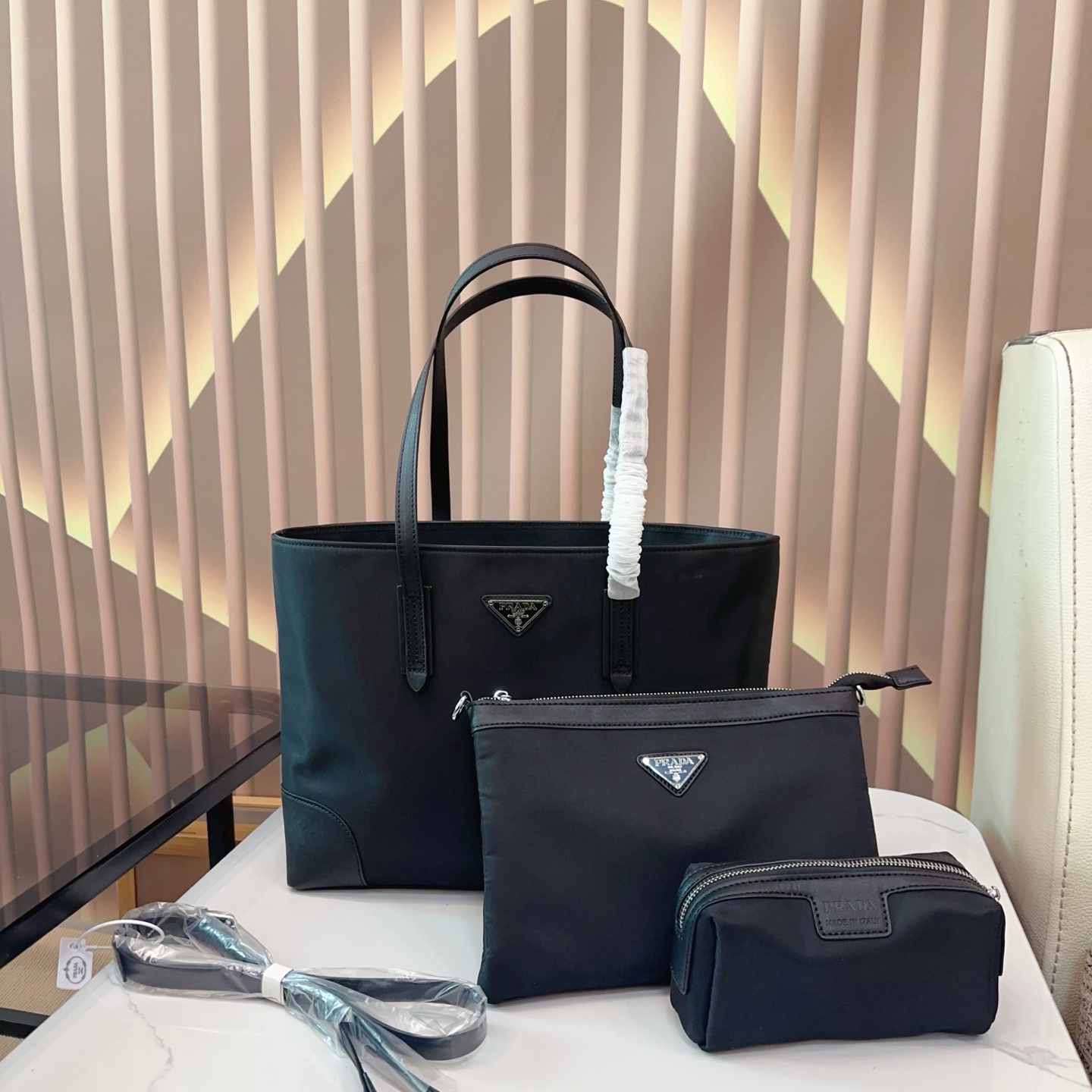 p135 三件套 Pradar最新中古包 eeprada普拉达新品中古包最近Pradar 龙设计,真的都太火了 革冬天的厚重感或夏天的运动感都可以轻松驾驭菜-眼就爱上了 Prada中古大包不论春夏秋冬都能背,百搭实用是大包里为数不多的仙女哦! 尺寸：35*11*27 bb