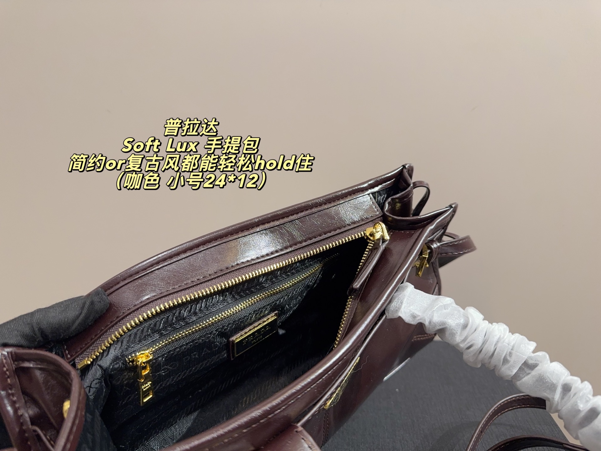 大号P165无盒⚠️尺寸32*14 小号P160无盒⚠️尺寸24*12 Prada 普拉达Soft Lux 手提包 柔软材质+经典三角Logo，低调又高级！短手柄设计，手提肩背都OK，通勤休闲都能驾驭✨。内部空间超能装，日常用品、小电器都能放下，实用又时髦。黑色质感满分，秋冬搭配深色系服饰超有范儿，简约or复古风都能轻松hold住，是功能与设计感兼具的时尚单品！