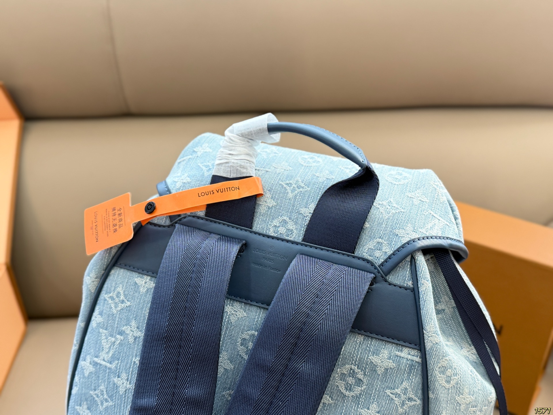 &yen;190配盒 LV路易威登，Dior迪奥 Prada普拉达双肩包 满足日常所需，解放双手 款式百搭 有非常能装低调简单 包身不易变形，自重轻❗️ 尺寸28 36