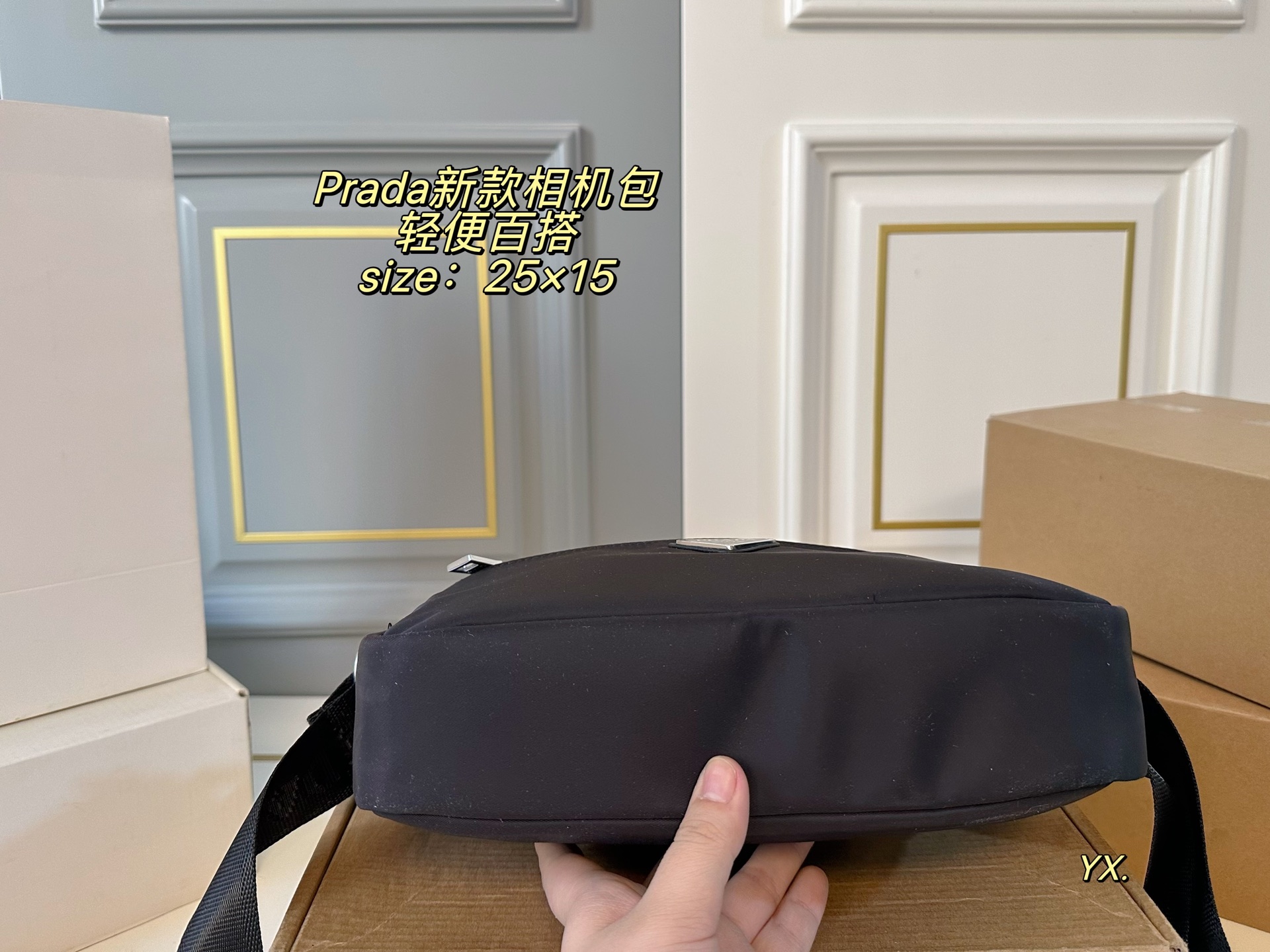 P95（配盒） size：25&times;15 PRADA普拉达新款相机包💕 采用进口尼龙 耐磨耐造 双层设计，方便归纳 容量超可，满足日常💗💗 可盐可甜，上身帅气而性感