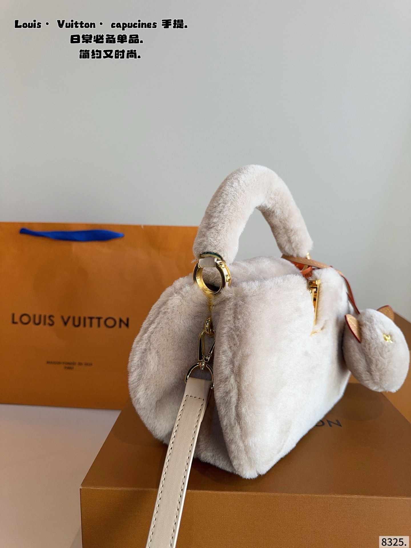 p180配礼盒🎁. LV Capucines bb 手提包 今年最多明星街拍的LV包包你能想到哪些款式呢？恐怕大多女性都会把目光锁定到柔软的荔枝纹Taurillon系列吧，因为全都是高端之选，无论是休闲商务都是最有品味的，Capucines bb 设计很有亮点，几乎是人见人爱的，在明星街拍中也最常见到，范冰冰、高圆圆等明星都是它的忠粉呢，尺寸小巧的迷你包，比起大号要显得甜美许多，尺寸：20*7*13cm