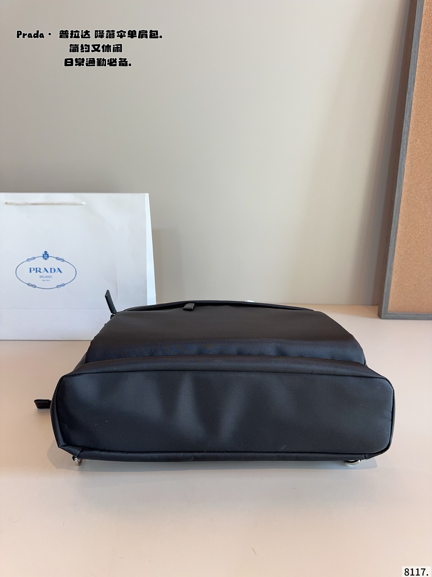 p180 prada普拉达新款 手提单肩包. 尼龙面料.超级柔软的面料 可手提 单肩斜挎 时尚新宠儿 各路明星 网红同款追捧 尺寸：38*4*11cm
