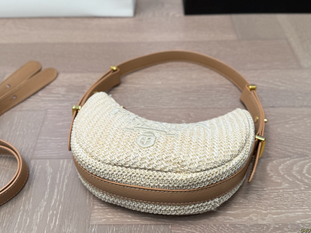 &yen;130 搭配长短两条肩带 普拉达Prada绝美草编包 是背Prada阳光草编包的夏天啦 马上夏至了，来推荐这只Prada阳光草编包 编织和皮革，清爽也文艺，让你也可甜可美。设计也非常实用，夏天怎么能少了草编包呢 尺寸 21 10