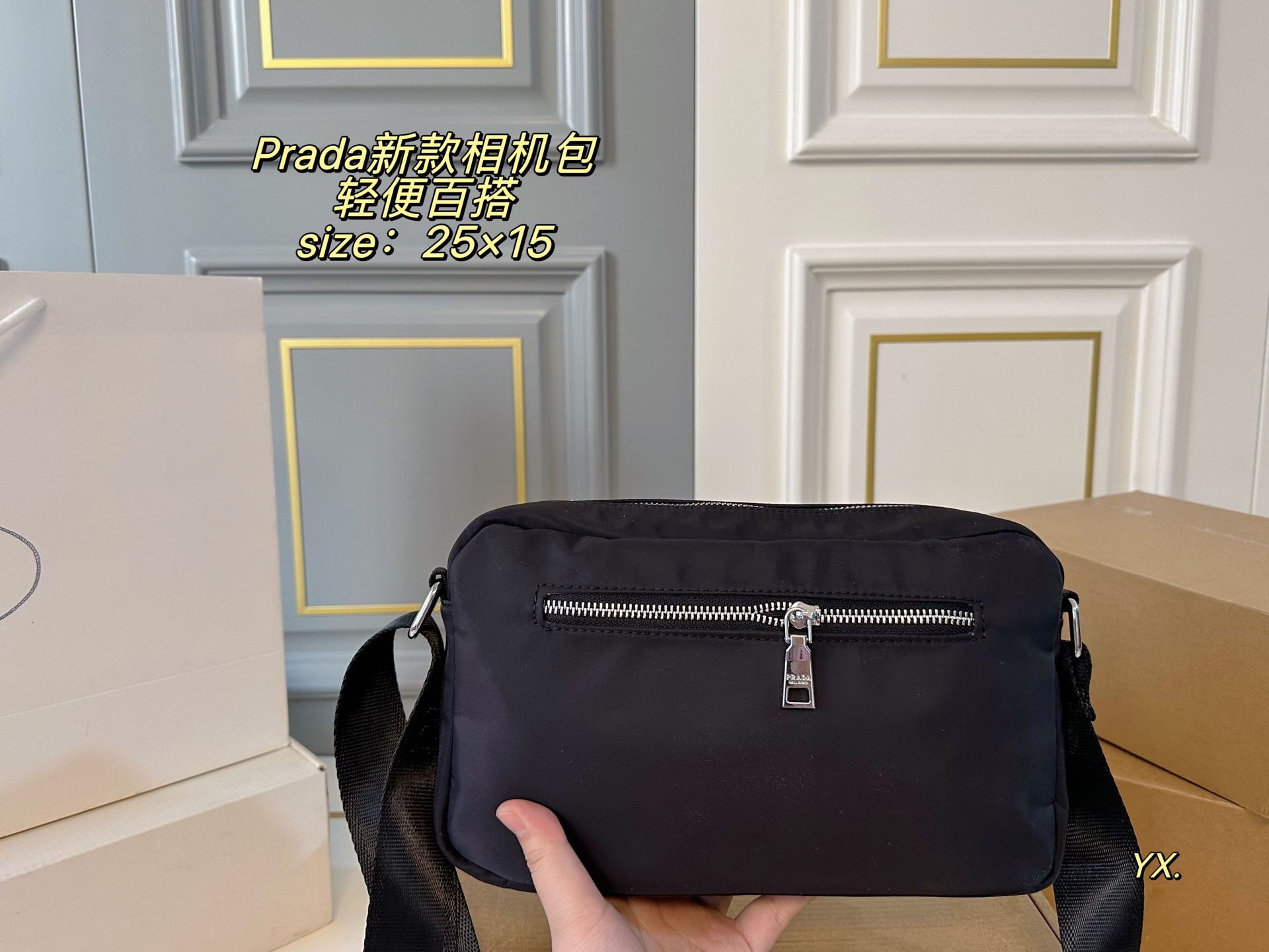 P95（配盒） size：25&times;15 PRADA普拉达新款相机包💕 采用进口尼龙 耐磨耐造 双层设计，方便归纳 容量超可，满足日常💗💗 可盐可甜，上身帅气而性感