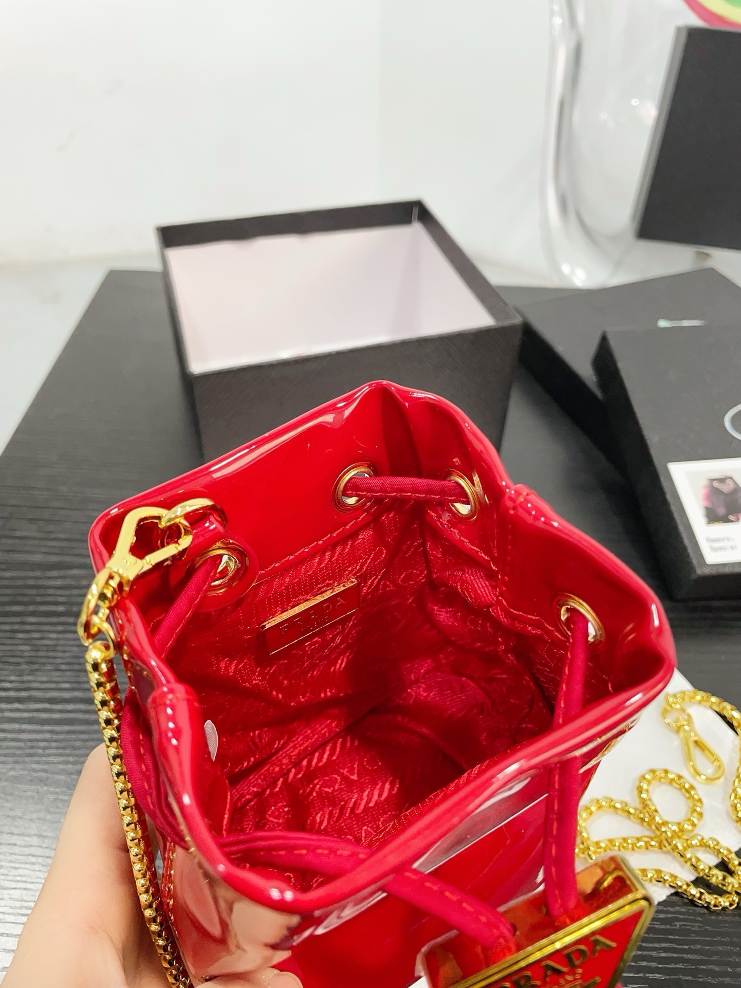 👑💰P105配盒 ⚠️尺寸10.13 普拉达PRADA mini亮片水桶包 太可爱了，bling bling的效果非常吸睛 可仙可酷，难道你不心动。 太美太可爱了
