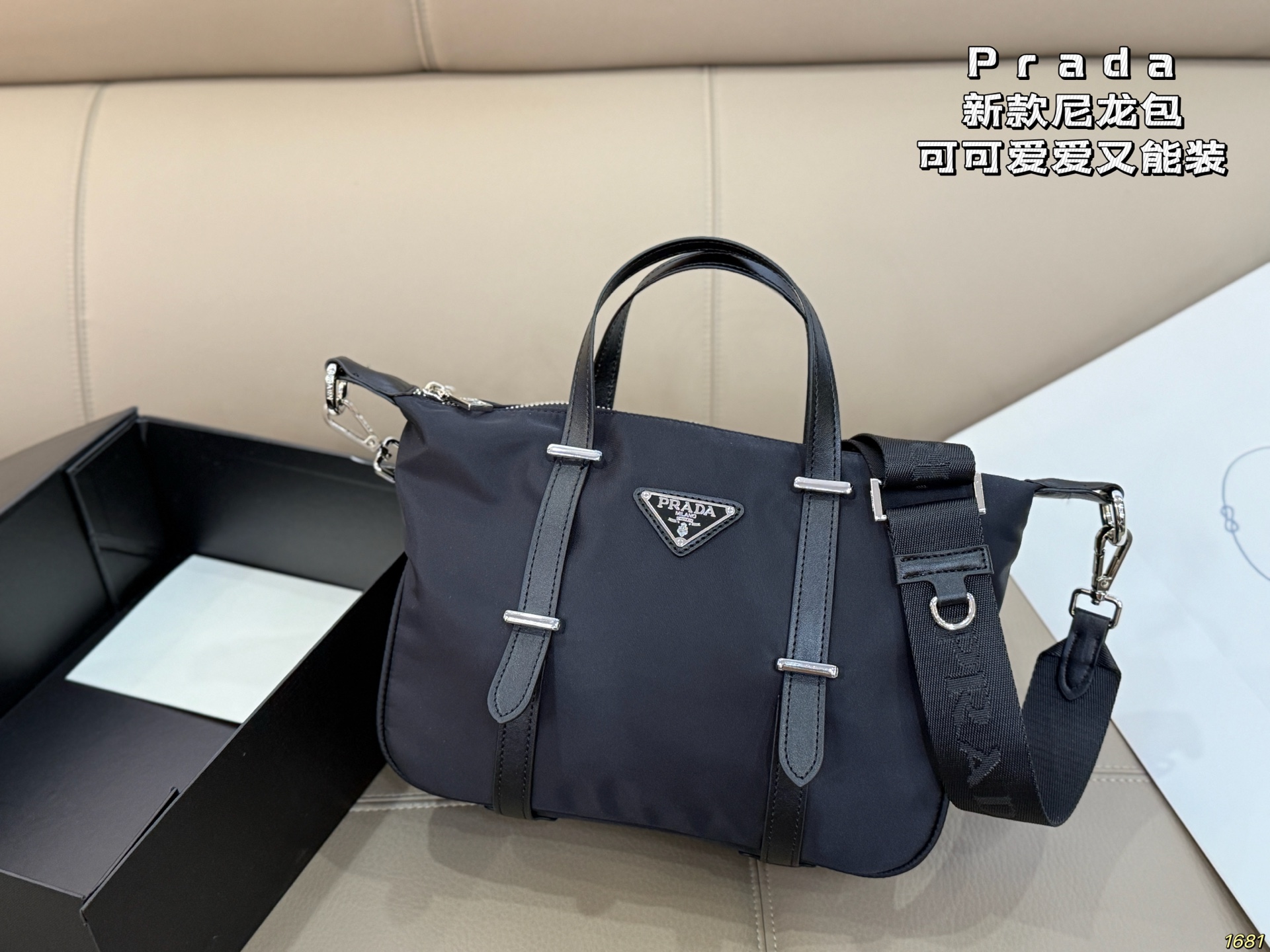 &yen;165 普拉达PRADA 尼龙包 背上身一整个阳光活力又年轻 可可爱爱又能装 气质小姐姐即视感 有种小香的感觉～ 轻便好背，充满高级感，狠狠爱了 尺寸： 25 19