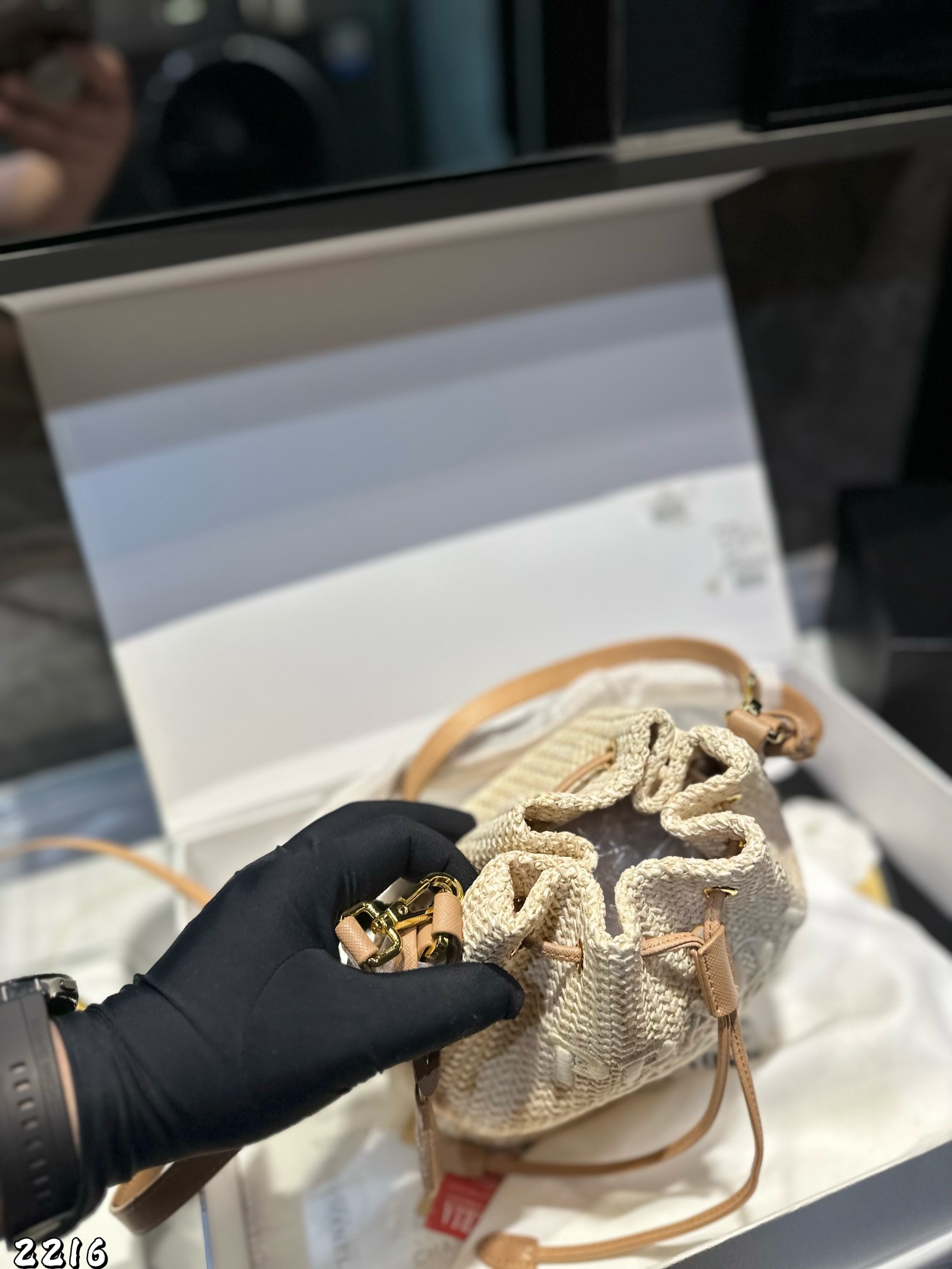 ❤️p130❤️ ✅新品推荐🔜Prada普拉达专柜同款编织水桶包～草编包👍高端货！可手提可肩背～各大明星追捧的爆款～棕榈叶和牛皮编织而成‼️采用最好的五金配件！经典logo！（size：19*21*12）