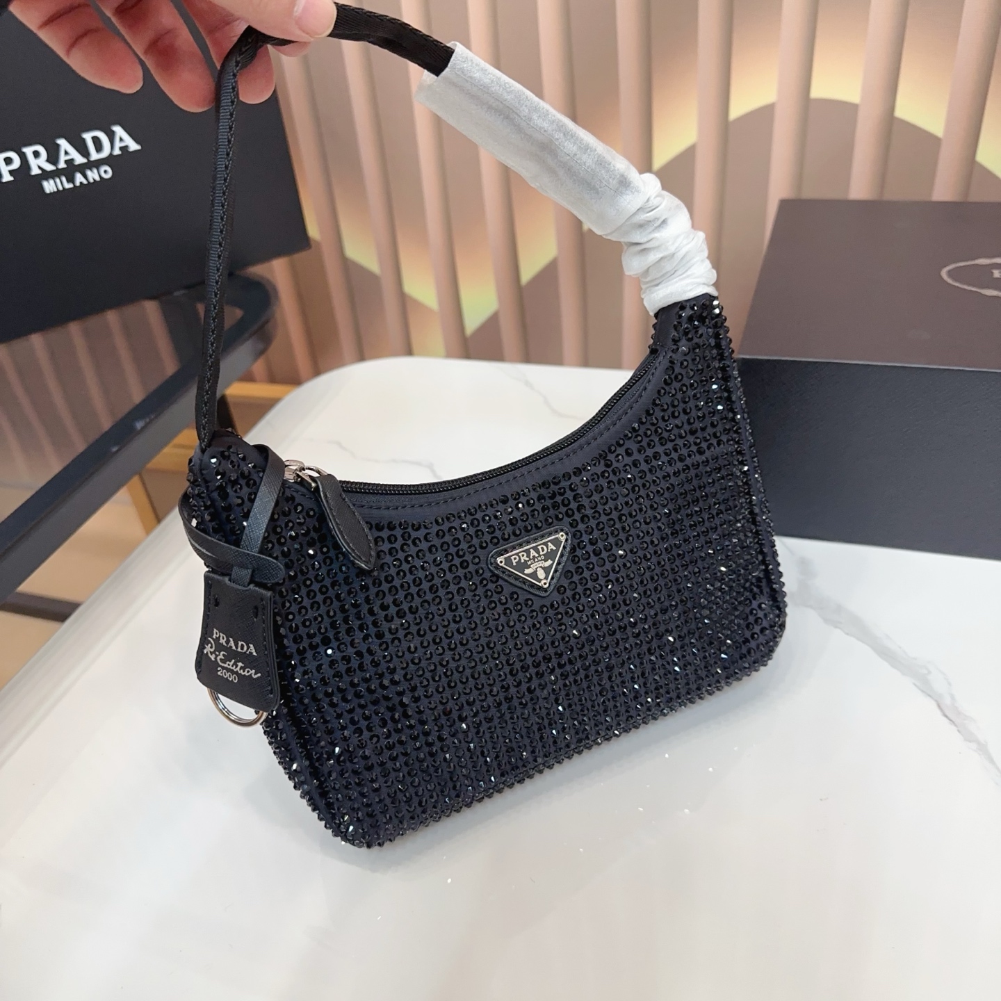 P120 礼盒🎁 size：21&times;12 PRADA 普拉达水钻Re-Edition hobo腋下包💕 包包焕以轻盈的绸缎面料制作， 通体镶嵌璀璨的水钻为亮点， 搭配珐琅三角包扣，容量🉑️～ 任何场合都能成为引人注目的焦点✨yx