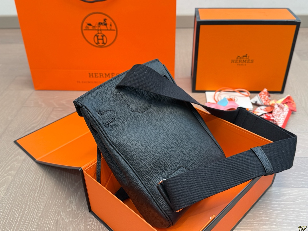 &yen;235飞机盒 爱马仕 Hermes HAC A DOS 爱马仕很适合男生的包其实挺少的但是Hac真的很适合男生!!最实用的男包颜值也抗打 无论是斜挎还是当胸包都很舒服拿Hac根本不用考虑穿搭问题~ 尺寸18 27