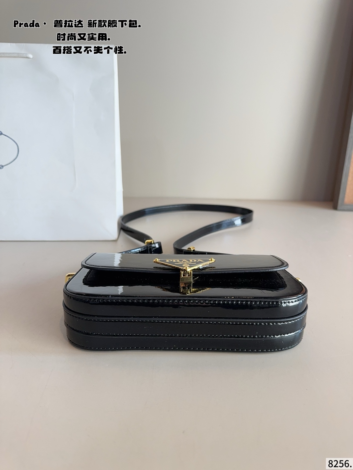 p145配礼盒🎁. 普拉达今年真的太流行中古腋下包了 一款sportsexy风格包包 超级喜欢它简单有质感的设计，上身性感而帅气，很能装而且方便啊！ 无敌时髦洋气～尺寸：21*4*12cm
