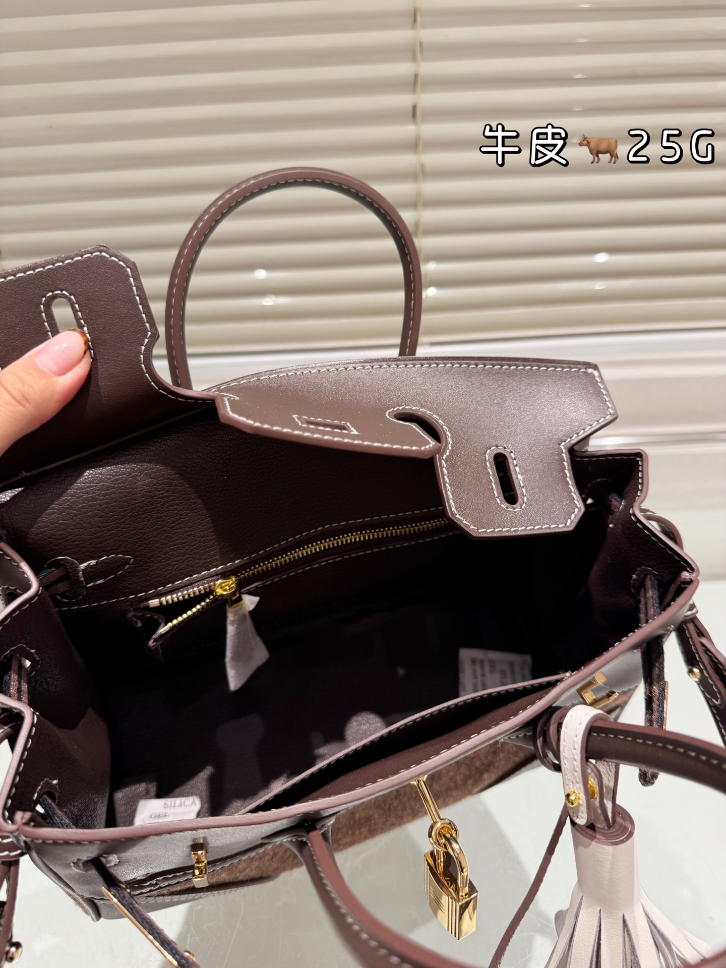 顶级原单 头层牛皮 P325 P310 Hermes 爱马仕｜Birkin 30Goteam 头层Barenia Natural搭配羊毛毡 秋冬战包怎么少的了GoTeam Birkin 爱马仕Birkin30 GoTeam可以说是为数不多的秋冬特别款了吧 当别人还在讨论皮质的时候，GoTeam早就一改风格将毛毡／皮革和编织融为一体，多元的融合毫无违和感，反而缔造一种新式审美！不被拘束，自由随性！ 简简单单一身行头，拎上Birkin30GoTeam，这不就是大家想要的穿搭显贵 配搭就不基础 不用刻意打扮 毕竟这种刻在DNA里的率性也是被铂金 给玩明白 嘿～宝贝！这个秋冬别再一成不变了，和这只帅气无比的Birkin30 GoTeam一起燃起来吧！ 尺寸 30cm 25cm