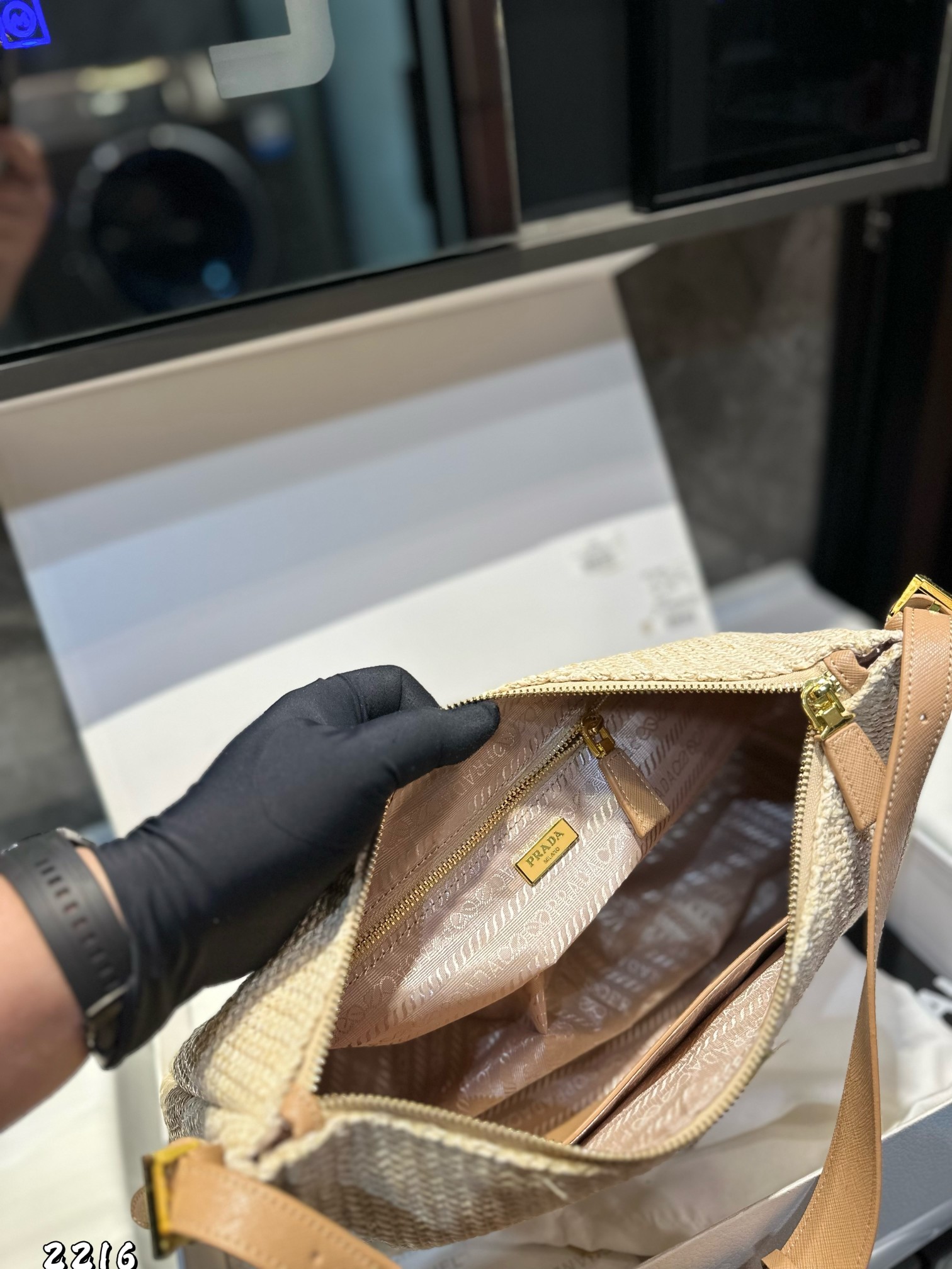 ❤️p160❤️ ✅新品推荐🔜高端货🔥Prada普拉达新款编织腋下包👍高端货！大容量！各大明星追捧的爆款～棕榈叶和牛皮编织而成‼️采用最好的五金配件！（size：40*23*11）