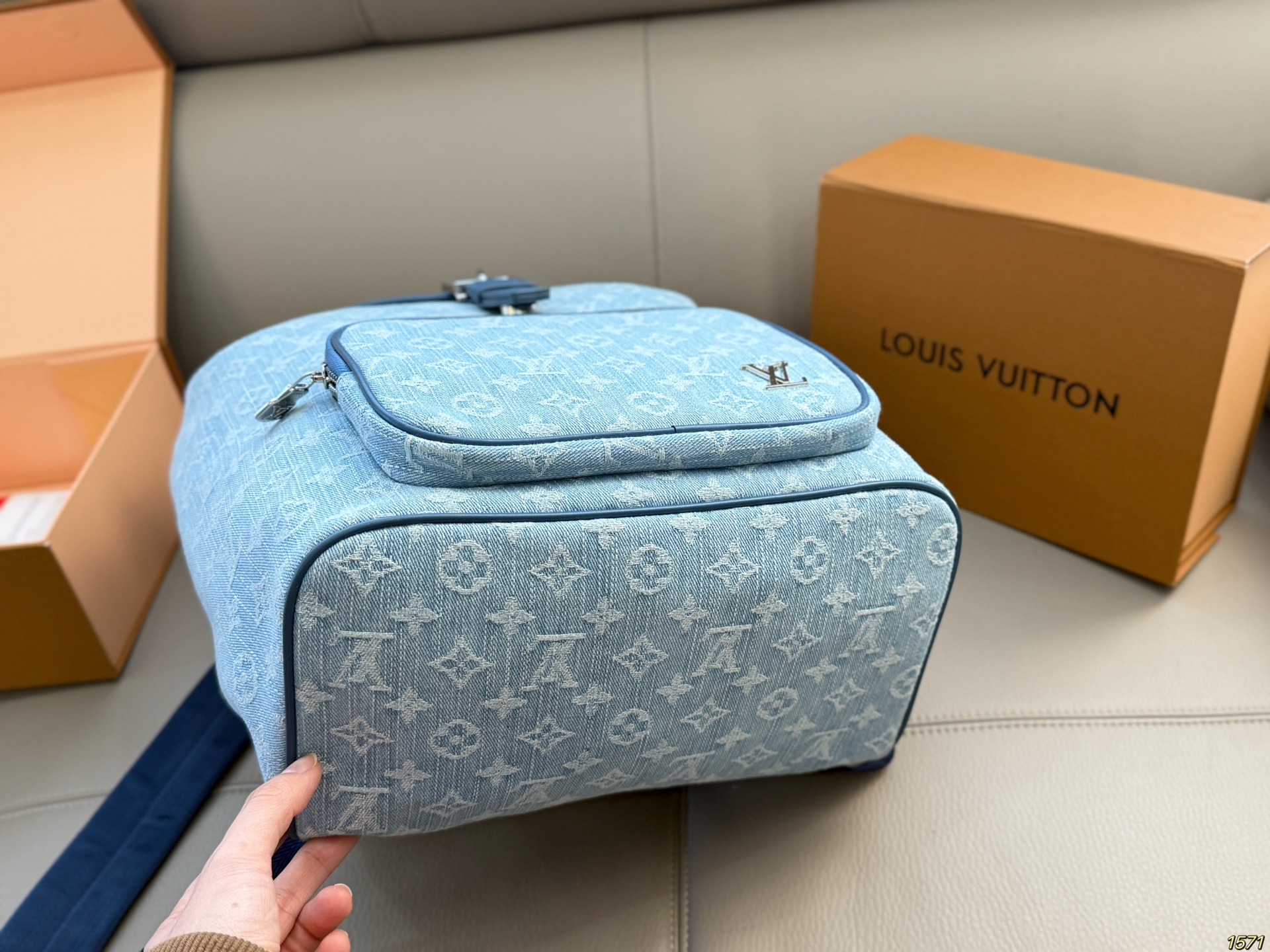 &yen;190配盒 LV路易威登，Dior迪奥 Prada普拉达双肩包 满足日常所需，解放双手 款式百搭 有非常能装低调简单 包身不易变形，自重轻❗️ 尺寸28 36