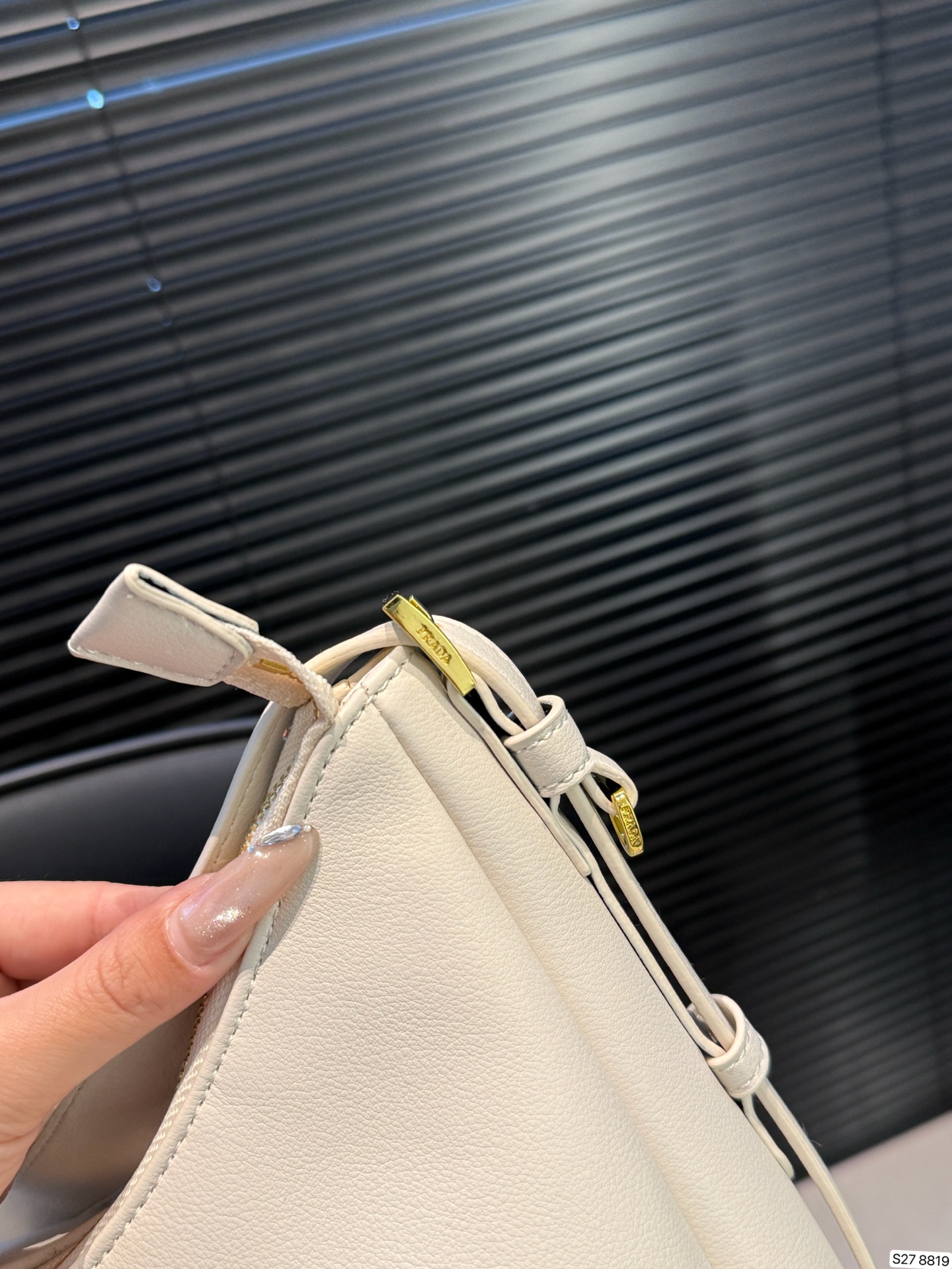 P185 配折叠盒 普拉达腋下新包|Prada上架2024秋冬新款Aimee手袋2024 秋冬Prada广告片中出场的这款手袋作品被命名为「Aim&eacute;e」 在法语中有「被爱、受宠」之意。 洗练hobo 廓形上点缀品牌标志性珐琅三角形金属徽标，搭配大衣狠狠爱了 尺寸：37 19 货号8819