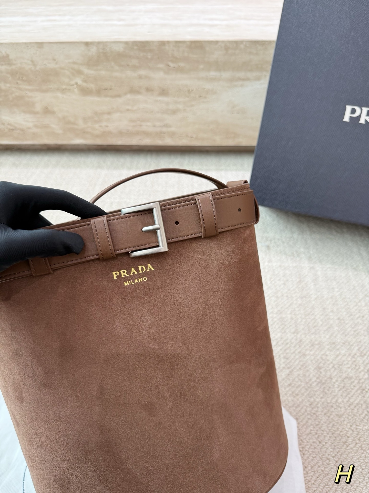 P205 配礼盒🎁 普拉达水桶 麂皮 又是心动Prada托特的一天. 松弛慵懒的tote包真的爱惨了 上身满满的高级感！ 日常通勤必备哦！ 尺寸：28.26