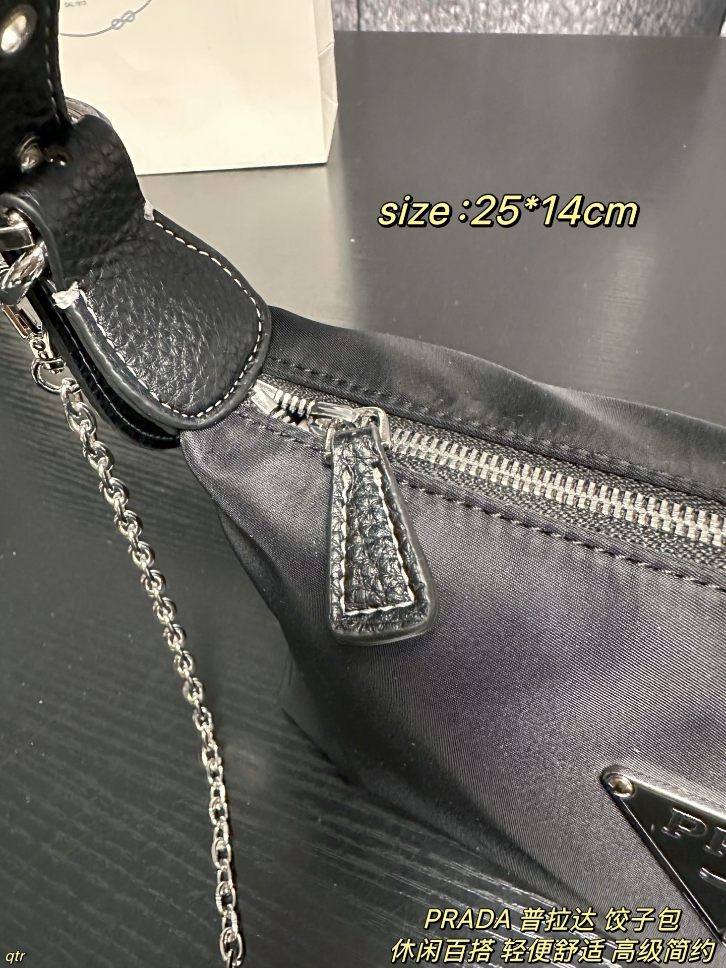 P95配盒 PRADA 普拉达 饺子包 不撞包又实用的小众 Prada尼龙饺子包，这颗造型非常可爱🤩像一个饺子🥟嘿嘿～简约又不失设计感 百搭实用款✨使用率也会很高 因为它好看又方便呀，贴心的设计边角还有皮革保护防磨损，容量也很大 出街通勤都没有问题滴～ 尺寸：25*14cm