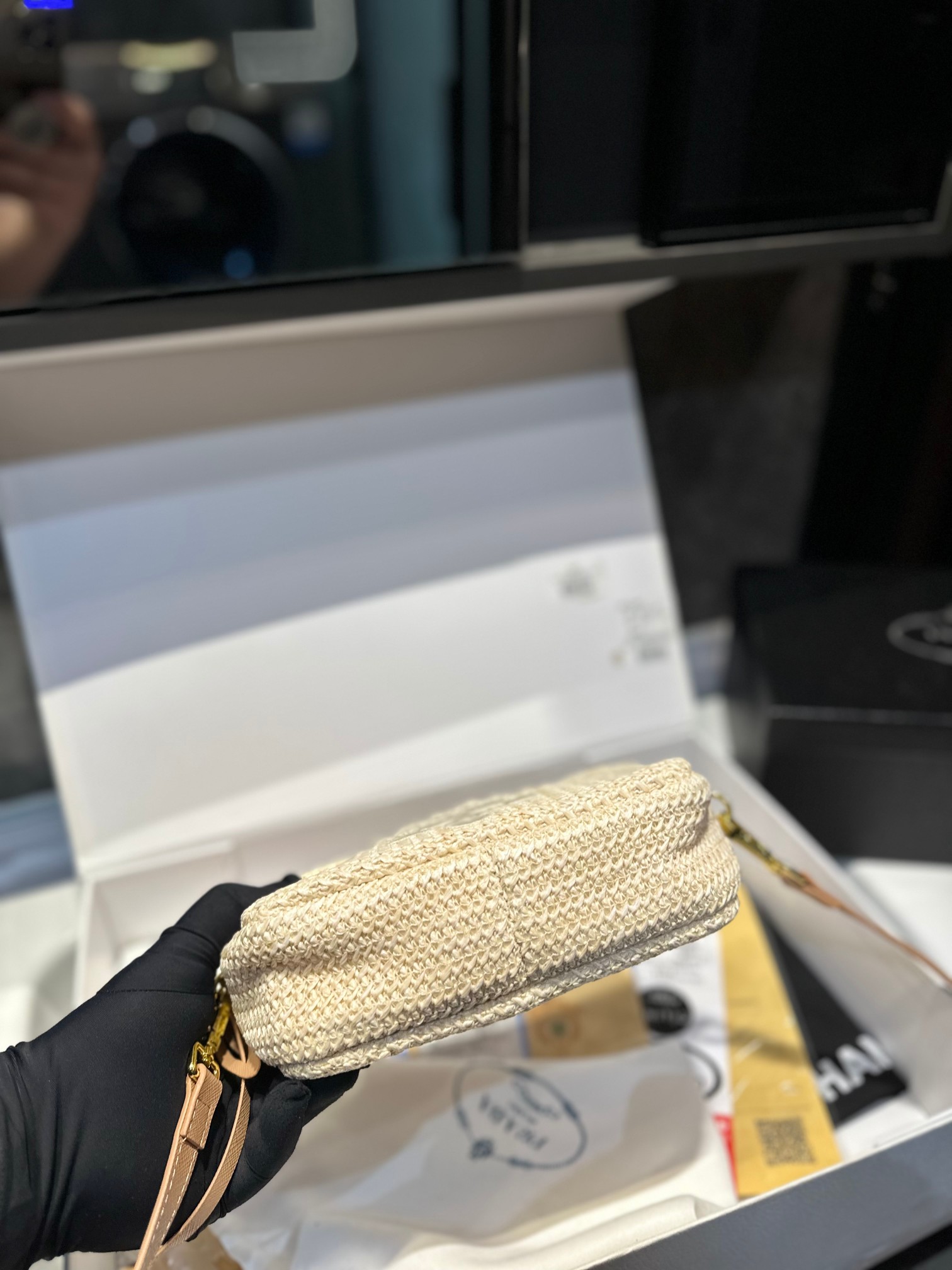 ❤️p130（礼盒包装）❤️ ✅新品推荐🔜Prada普拉达专柜同款编织相机包～草编包👍高端货！可手提可肩背～各大明星追捧的爆款～棕榈叶和编织而成‼️采用最好的五金配件！经典logo！（size：21*13*6）
