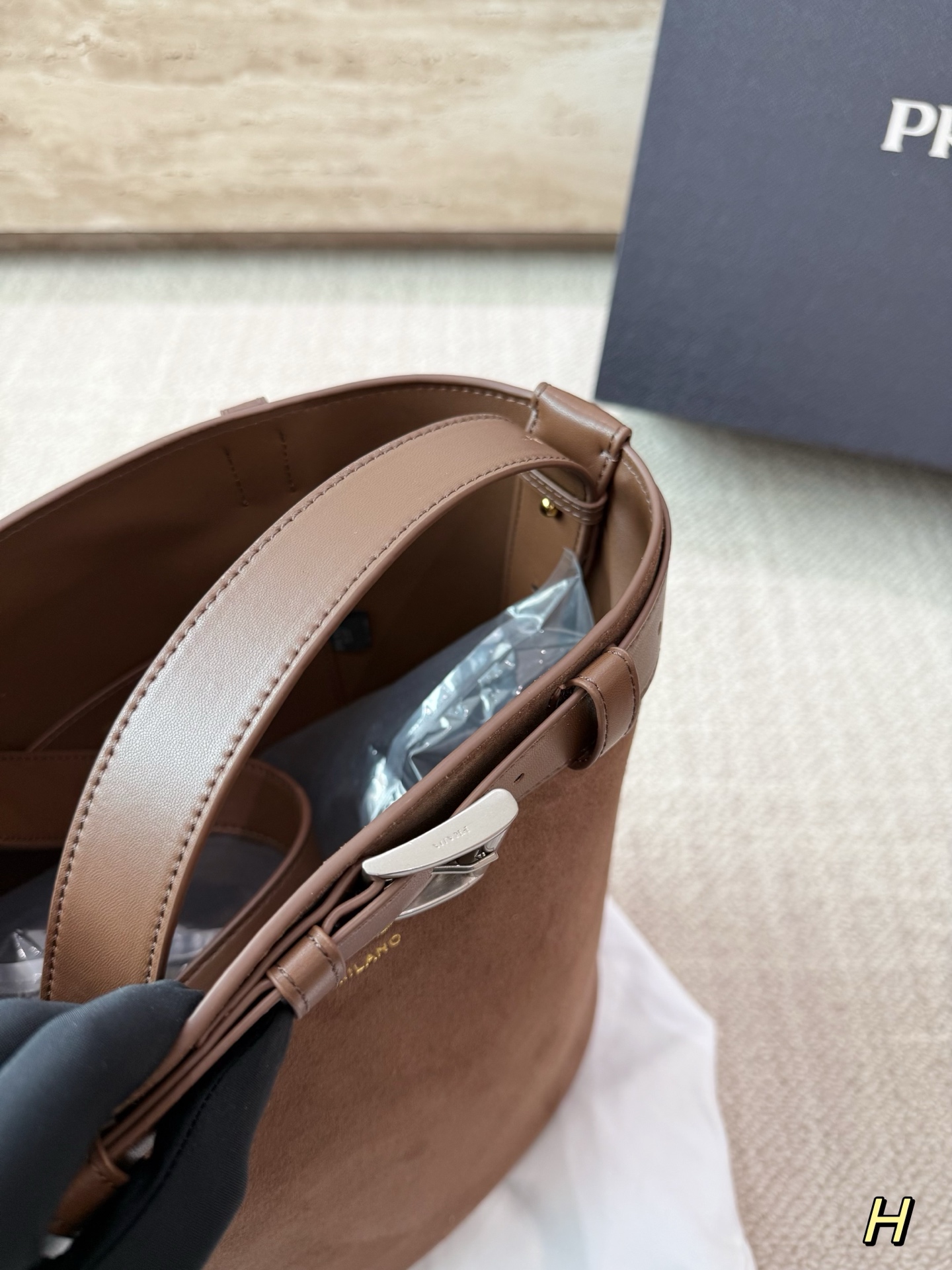 P205 配礼盒🎁 普拉达水桶 麂皮 又是心动Prada托特的一天. 松弛慵懒的tote包真的爱惨了 上身满满的高级感！ 日常通勤必备哦！ 尺寸：28.26