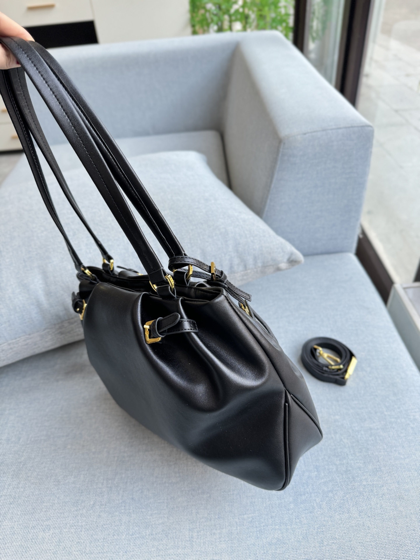 💰180 天地盖 size：31&times;26 PRADA普拉达 托特包 购物袋 腋下包 单肩包 这么高级的Prada谁能不爱🖤 黑金Prada垃圾袋 全皮腋下托特包 Prada全皮单肩腋下黑金托特包 自行配链条可变垃圾袋款 肩带可以收进包内 磁吸扣 时髦感都快要溢出来了