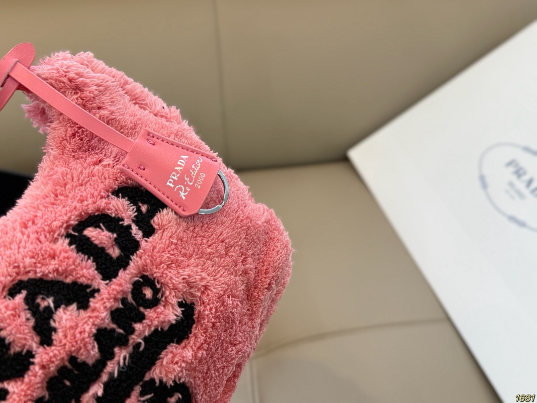 &yen;120 普拉达PRADA 环保毛腋下包 加上毛茸茸的元素瞬间软绵绵的 一下就温柔起来了。 秋冬很适合背毛绒包！ 不仅手感很棒 还能取暖~ 软乎乎毛茸茸 简直无法拒绝啊 尺寸24 15