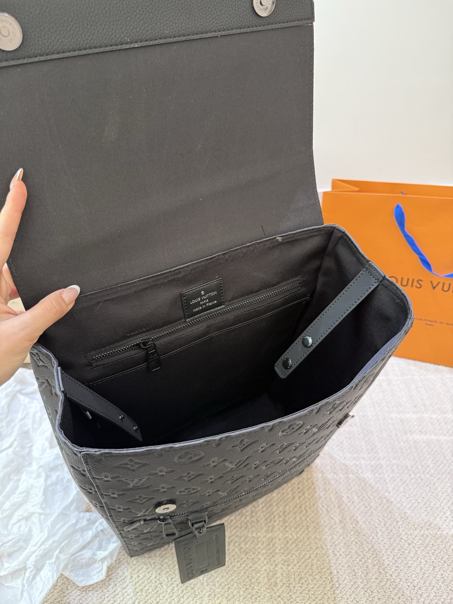 P165 高顔値双肩包/ LV Discovery 百搭通勤经典牛皮双肩包 LV最好看的双 肩包出差旅行必备 休闲商务都可驾驭 容量超大超能装 大热门款个人认为这是一款最合适男士的包包 超级酷 COOL 尺寸 30 40cm