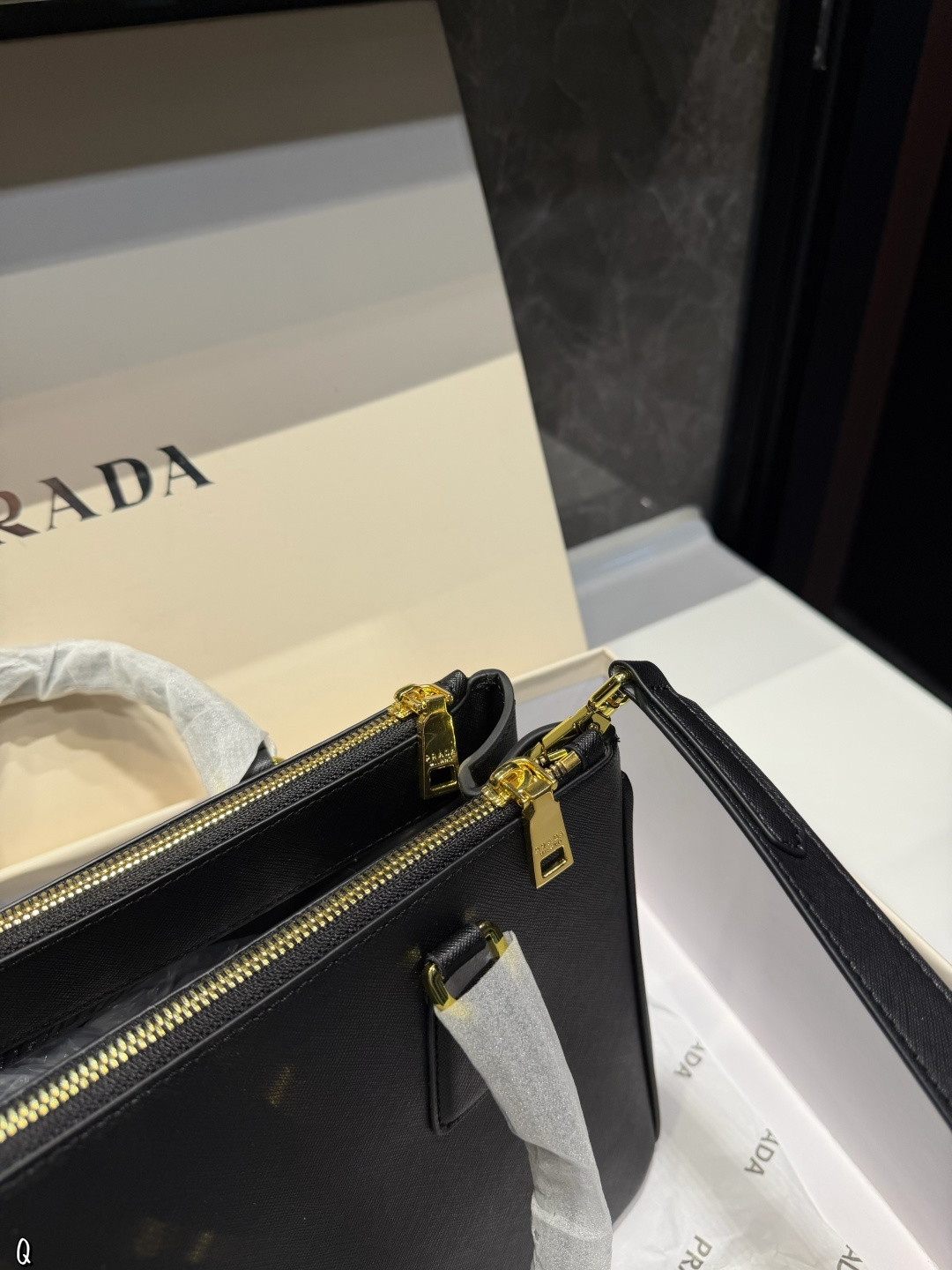 ❤️p205（礼盒包装）❤️ 普拉达杀手包仙气满满 小姐姐日常必入款魅力无限 释放你的时尚态度外形独特，有很多可爱的颜色可选，简直是不可错过的时尚单品不同于帆布包的柔软，背在身上主打一个肆意洒脱的感觉，超有质感，时尚达人超尺寸：28.20cm