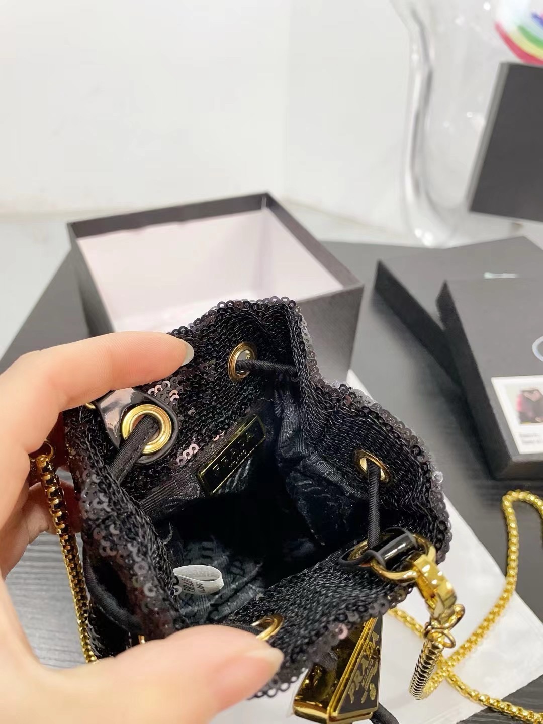 👑💰P105配盒 ⚠️尺寸10.13 普拉达PRADA mini亮片水桶包 太可爱了，bling bling的效果非常吸睛 可仙可酷，难道你不心动。 太美太可爱了