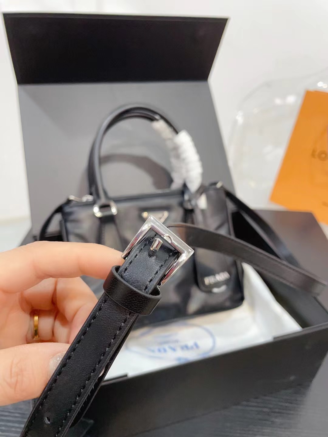 👑💰p175折叠盒 普拉达杀手 皮质材质耐造耐磨 设计简约 包身轻便 日常造不心疼万年长青款 上身酷！时髦！ 尺寸：21.9.15