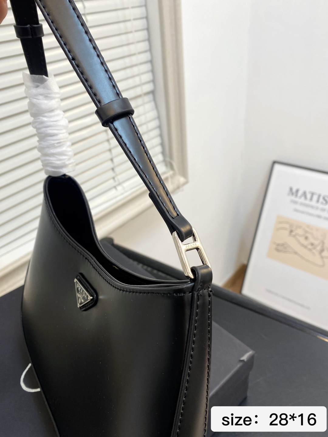 🅿️💰105 配礼盒 尺寸28*16 Prada洋气单品 普拉达腋下包 这个系列将是Prada接下来一整季的主打款式。Prada 手袋的曲线型设计分外醒目，当手包很优雅，时尚百搭！打麻将逛街也很轻便哦！ 7688