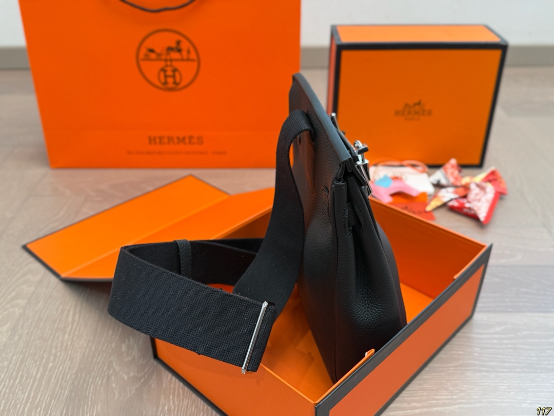 &yen;235飞机盒 爱马仕 Hermes HAC A DOS 爱马仕很适合男生的包其实挺少的但是Hac真的很适合男生!!最实用的男包颜值也抗打 无论是斜挎还是当胸包都很舒服拿Hac根本不用考虑穿搭问题~ 尺寸18 27