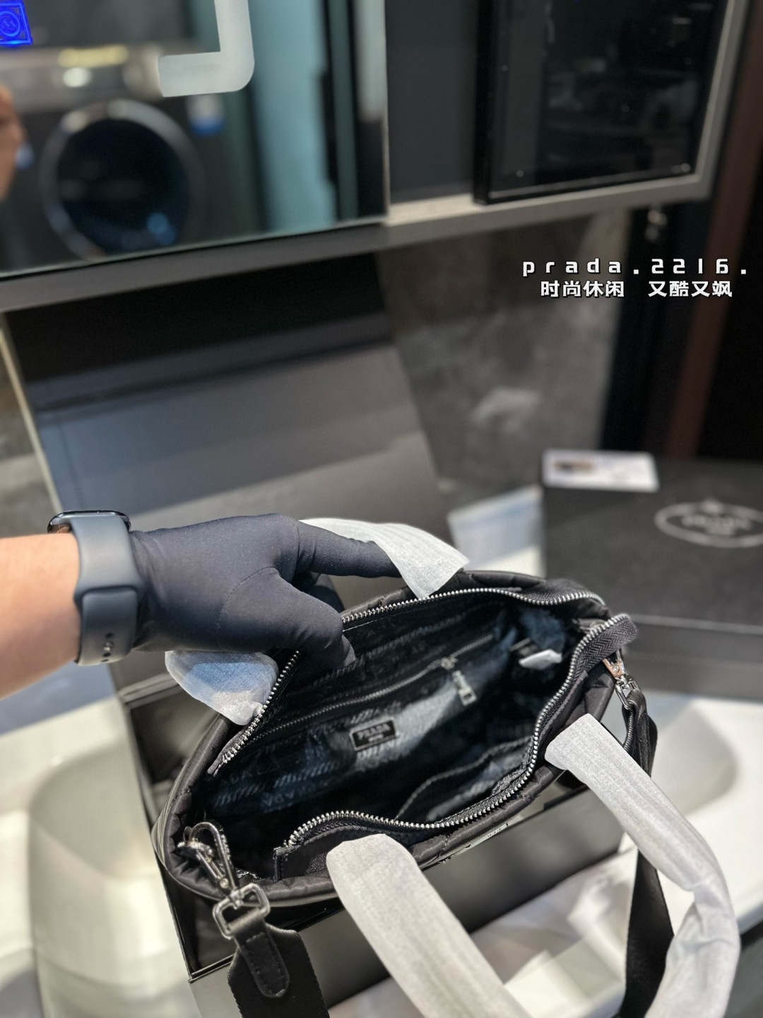 ❤️p130/p125❤️ 普拉达尼龙菱格托特包有种酷酷感觉容量还很可 Prada一眼便爱上日常通勤强烈推荐 集美们冲它 尺寸:大号32 22 小号24 21