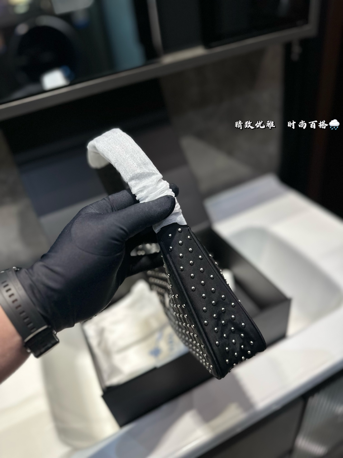 ❤️105（礼盒包装）❤️ 普拉达hobo 铆钉腋下包 Prada如影随形 充满了不一样的帅气感 甜酷辣妹穿搭必备 尺寸 21 11