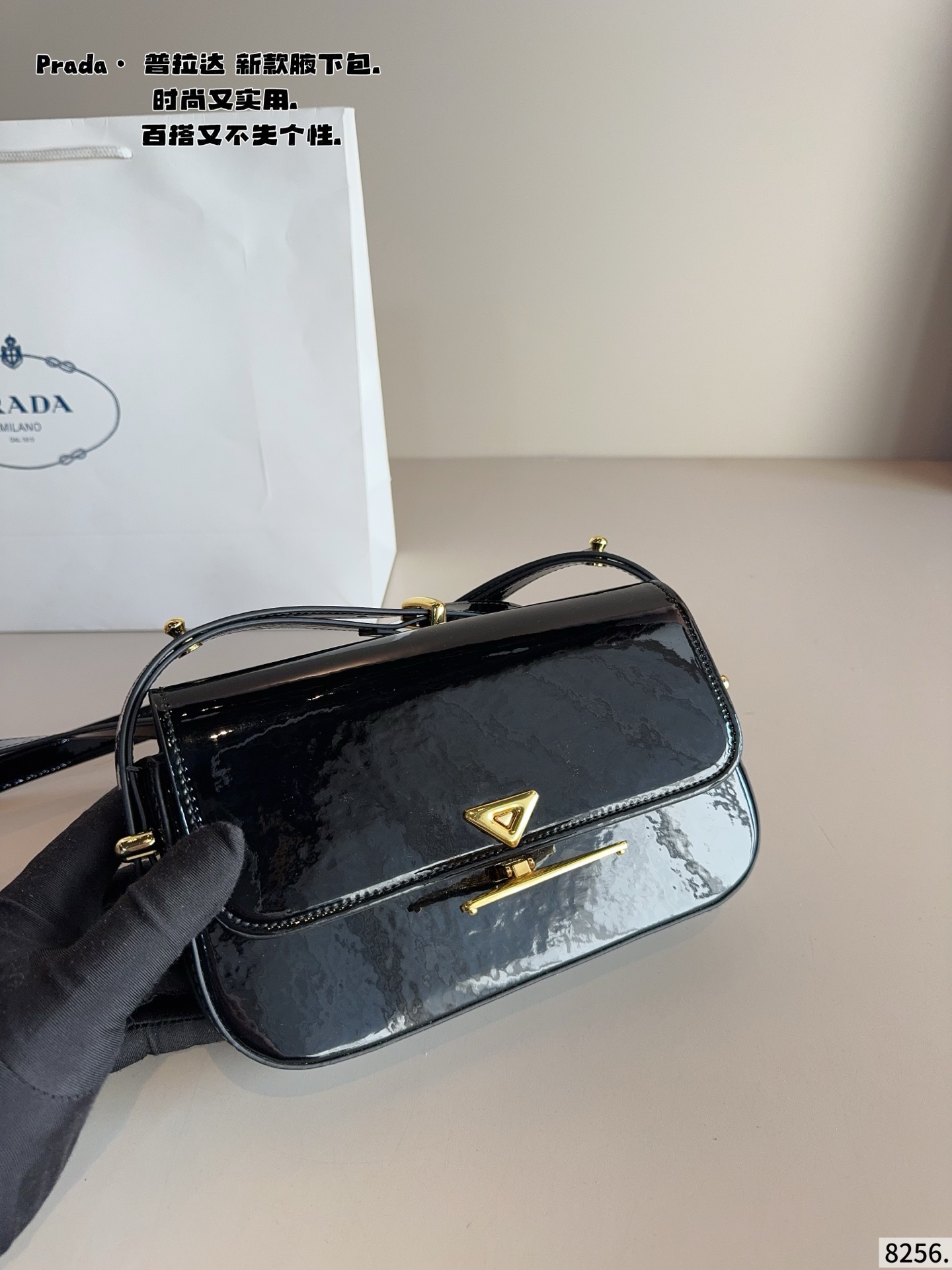 p145配礼盒🎁. 普拉达今年真的太流行中古腋下包了 一款sportsexy风格包包 超级喜欢它简单有质感的设计，上身性感而帅气，很能装而且方便啊！ 无敌时髦洋气～尺寸：21*4*12cm