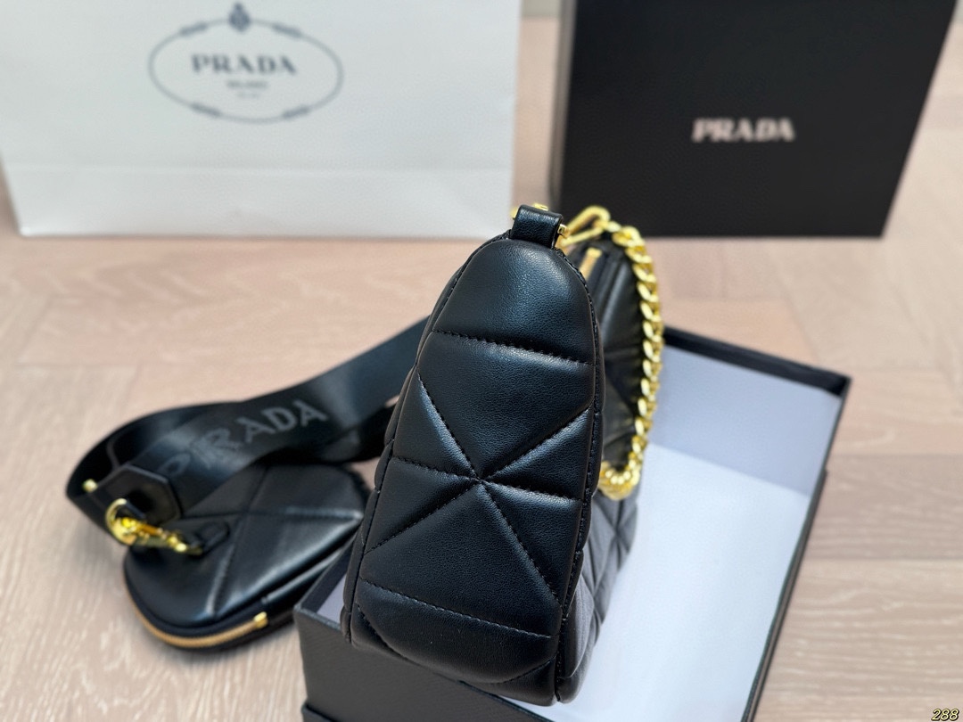 &yen;125配盒 Prada 普拉达三合一hobo 肩背包 斜挎 秀场最火单品！ 旅行 健身 生活 聚会 街拍 都ok！ 很有高级感 时装feel。 尺寸：25 13