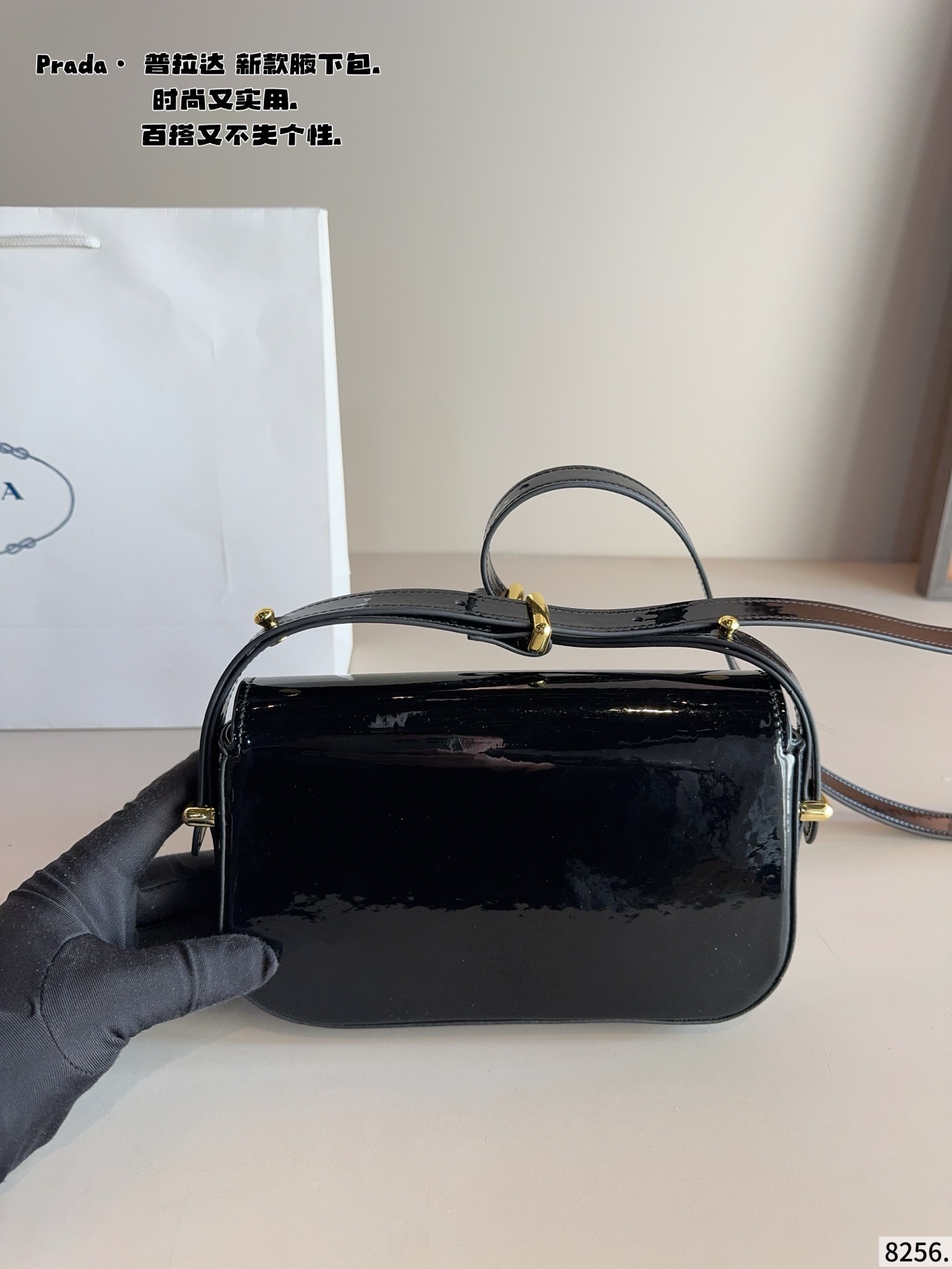 p145配礼盒🎁. 普拉达今年真的太流行中古腋下包了 一款sportsexy风格包包 超级喜欢它简单有质感的设计，上身性感而帅气，很能装而且方便啊！ 无敌时髦洋气～尺寸：21*4*12cm