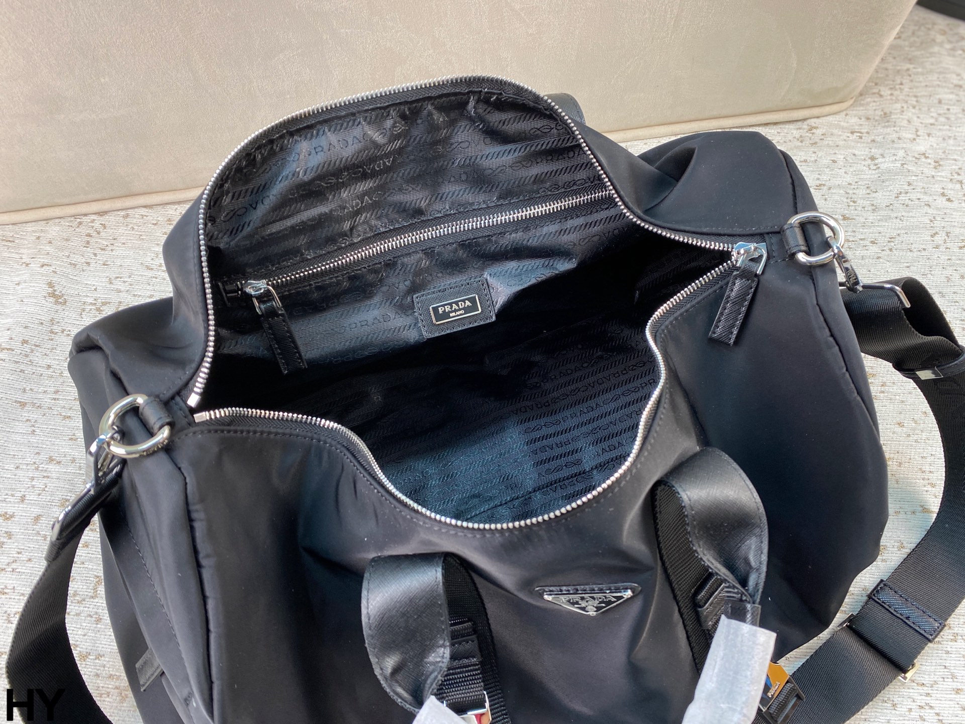 p165 无盒🎁 Prada旅行袋 男女同款 经典尼龙质地便携自重轻 去健身或者旅行都非常适用!尺寸:底50*宽24*高24