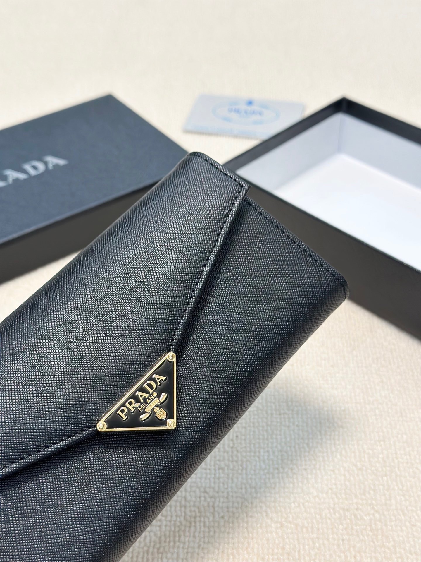 P95🎀🎀颜色 黑🎀尺寸 19x10🎀普拉达爆款牛皮两折钱包🔥款式经典做工精细耐磨耐用手感极佳❤