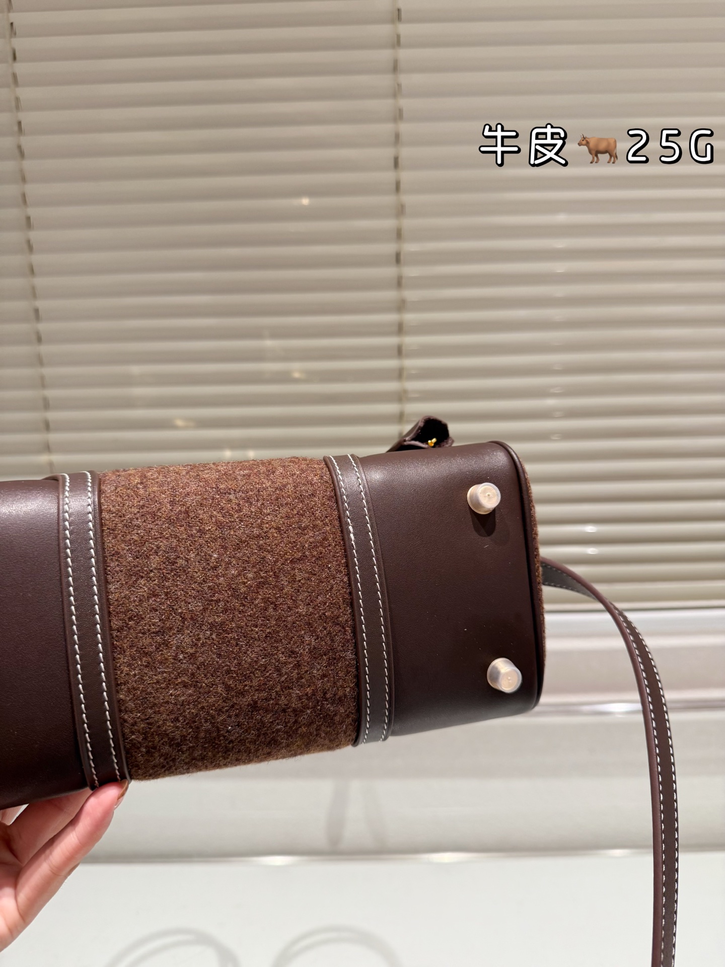 顶级原单 头层牛皮 P325 P310 Hermes 爱马仕｜Birkin 30Goteam 头层Barenia Natural搭配羊毛毡 秋冬战包怎么少的了GoTeam Birkin 爱马仕Birkin30 GoTeam可以说是为数不多的秋冬特别款了吧 当别人还在讨论皮质的时候，GoTeam早就一改风格将毛毡／皮革和编织融为一体，多元的融合毫无违和感，反而缔造一种新式审美！不被拘束，自由随性！ 简简单单一身行头，拎上Birkin30GoTeam，这不就是大家想要的穿搭显贵 配搭就不基础 不用刻意打扮 毕竟这种刻在DNA里的率性也是被铂金 给玩明白 嘿～宝贝！这个秋冬别再一成不变了，和这只帅气无比的Birkin30 GoTeam一起燃起来吧！ 尺寸 30cm 25cm