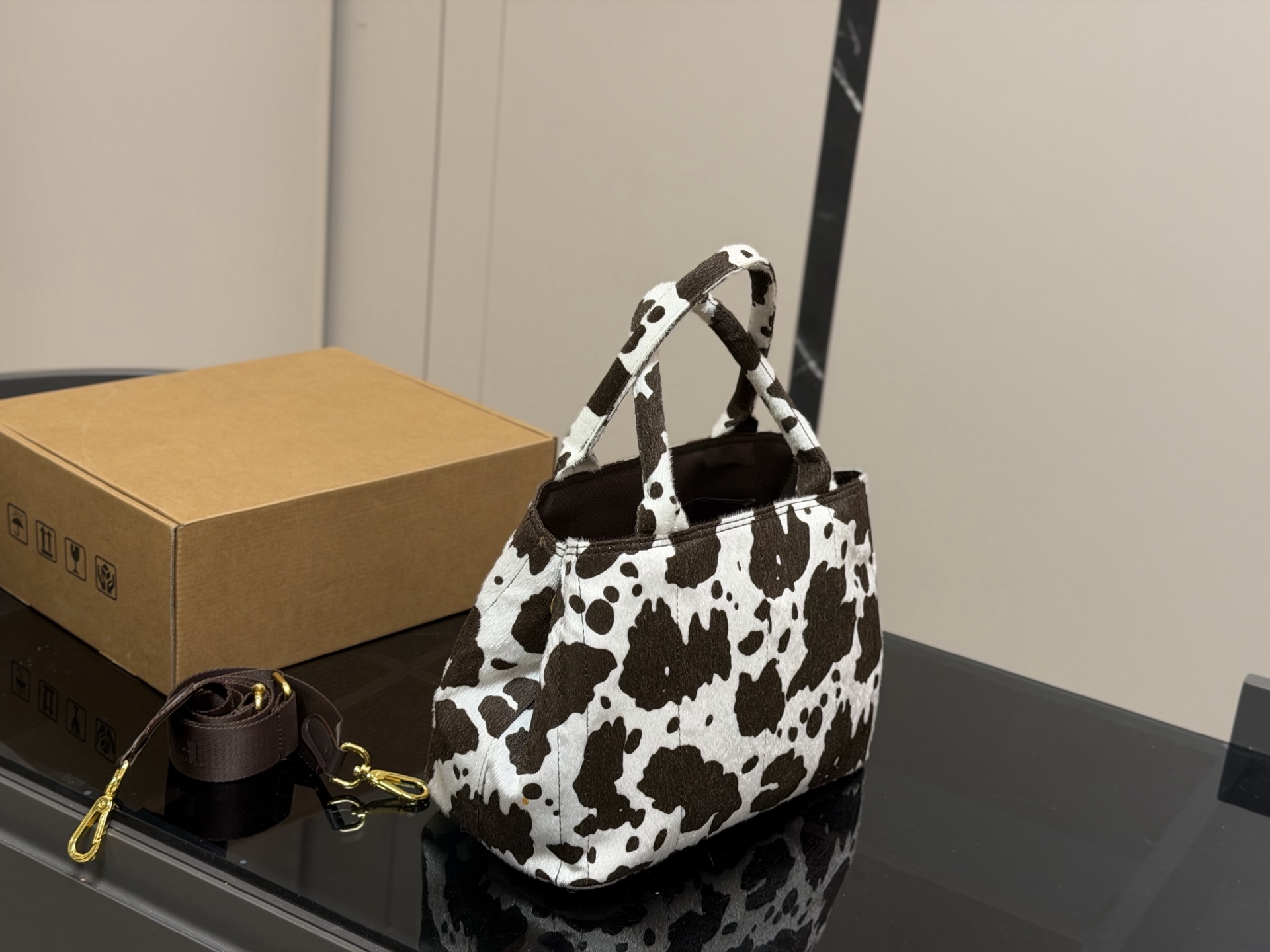 &yen;140 size：29.20cm 又是心动Prada托特的一天. 松弛慵懒的tote包真的爱惨了 普拉达tote（保龄球） 上身满满的高级感！ 日常通勤必备哦！