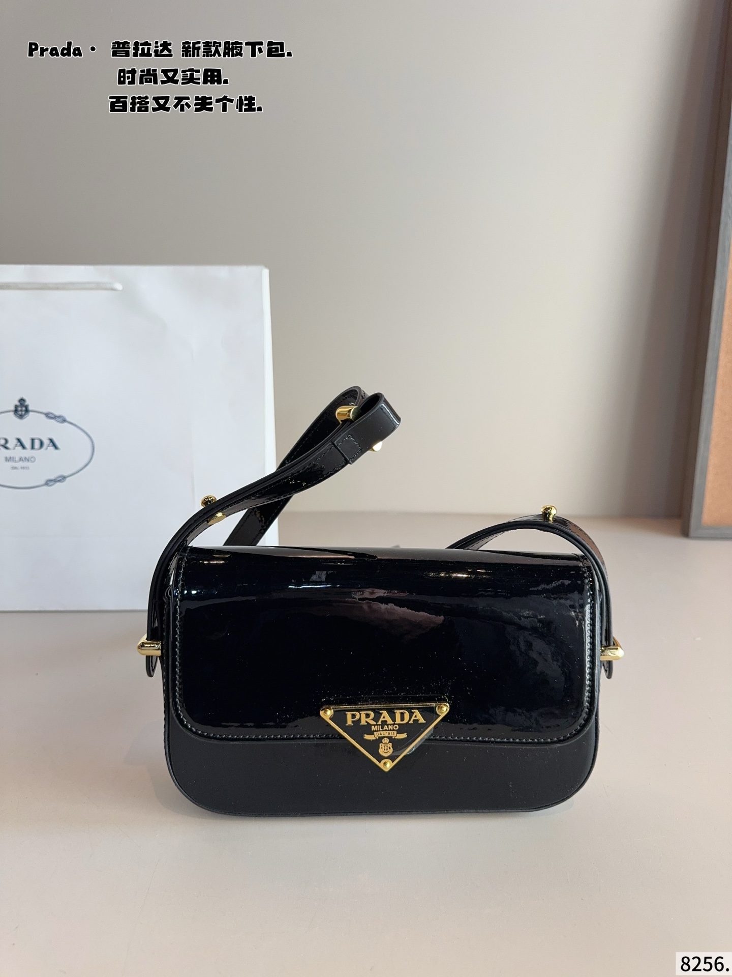 p145配礼盒🎁. 普拉达今年真的太流行中古腋下包了 一款sportsexy风格包包 超级喜欢它简单有质感的设计，上身性感而帅气，很能装而且方便啊！ 无敌时髦洋气～尺寸：21*4*12cm