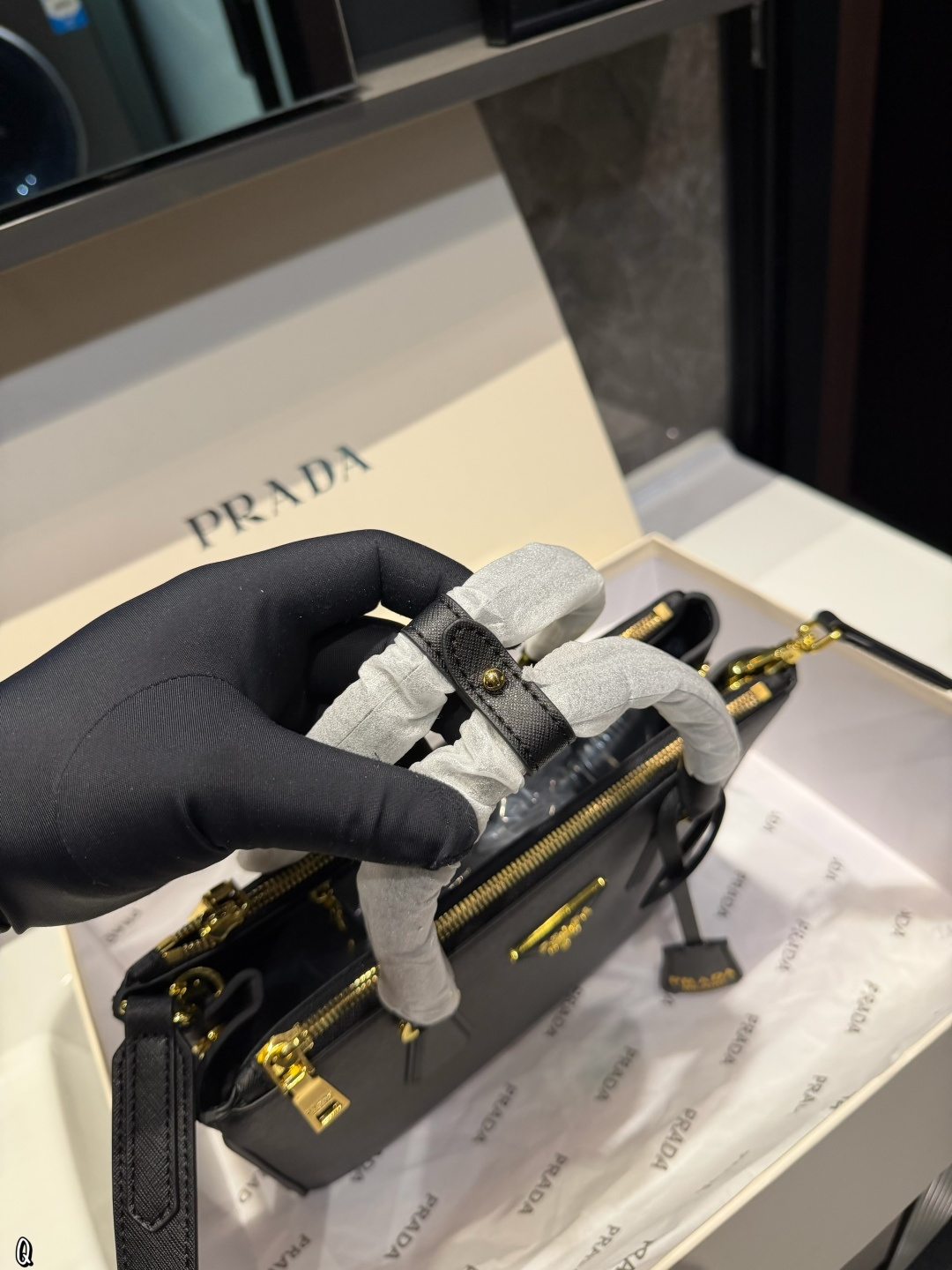 ❤️p205（礼盒包装）❤️ 普拉达杀手包仙气满满 小姐姐日常必入款魅力无限 释放你的时尚态度外形独特，有很多可爱的颜色可选，简直是不可错过的时尚单品不同于帆布包的柔软，背在身上主打一个肆意洒脱的感觉，超有质感，时尚达人超尺寸：28.20cm