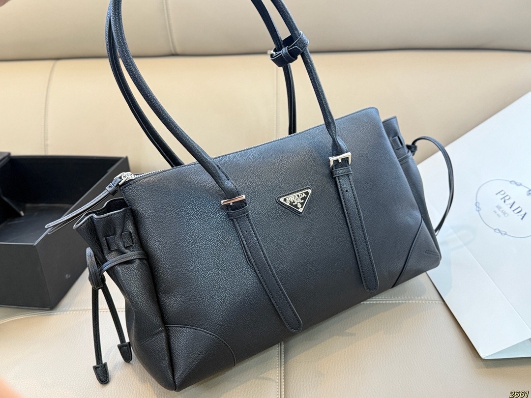 &yen;180 普拉达PRADA 腋下包 可爱到不行！凭实力圈粉 简约又不失高级 背上就是时髦精女孩～ 尺寸38 21