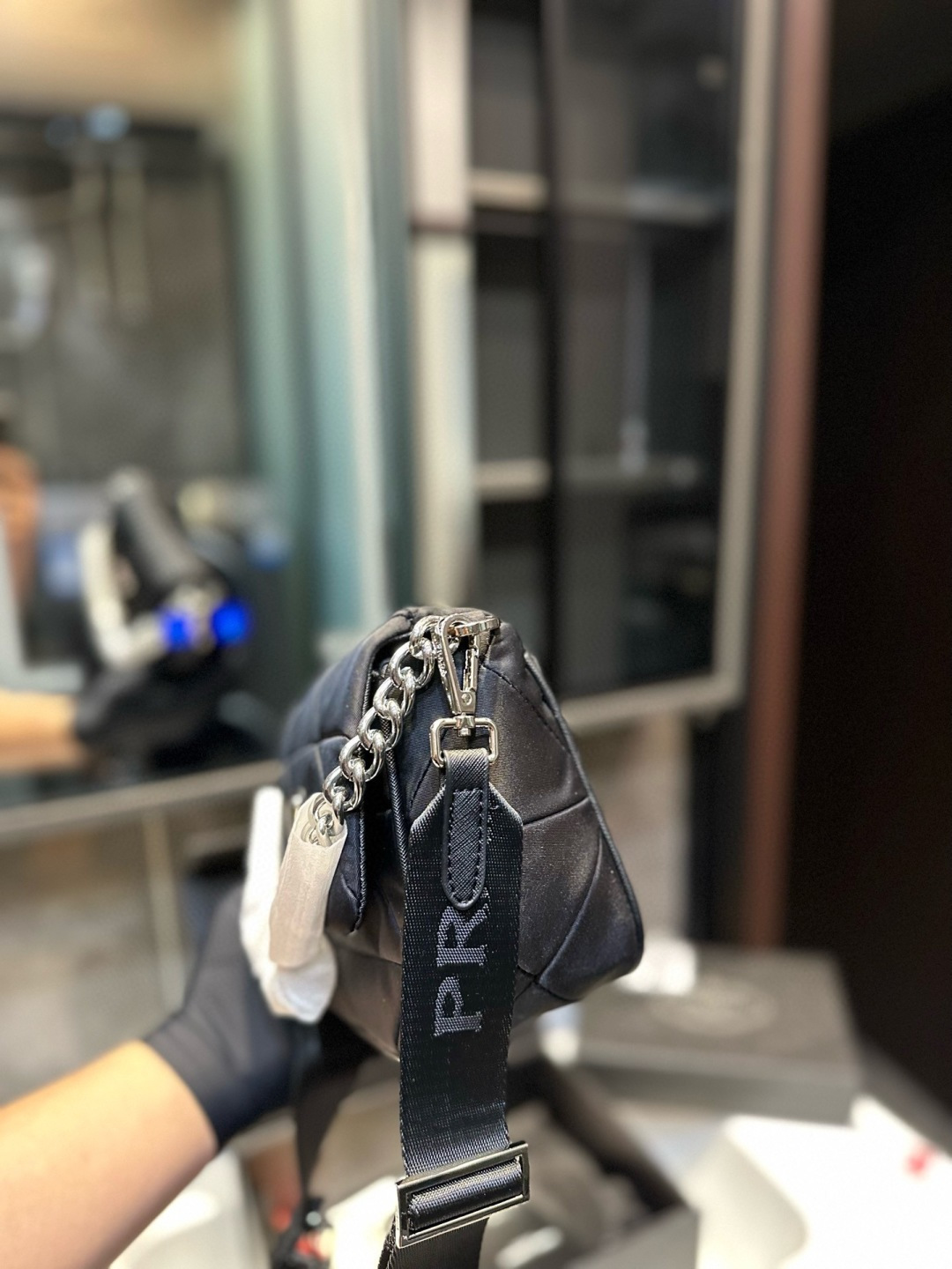 ❤️p125（礼盒包装）❤️ PRADA/普拉达新款System羊皮菱格邮差包 三合一女包 轻巧有型隐藏式前V拉链和翻盖设计包形与正面的三角标争相呼应突出了品牌logo标识的主题~肩带都可以调节 yx尺寸20 18cm