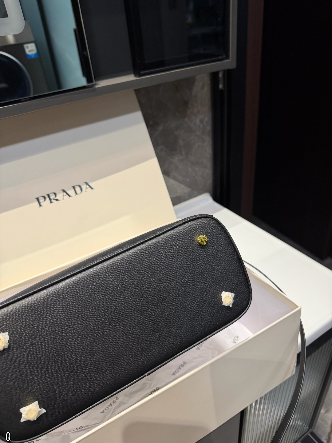 ❤️p205（礼盒包装）❤️ 普拉达杀手包仙气满满 小姐姐日常必入款魅力无限 释放你的时尚态度外形独特，有很多可爱的颜色可选，简直是不可错过的时尚单品不同于帆布包的柔软，背在身上主打一个肆意洒脱的感觉，超有质感，时尚达人超尺寸：28.20cm