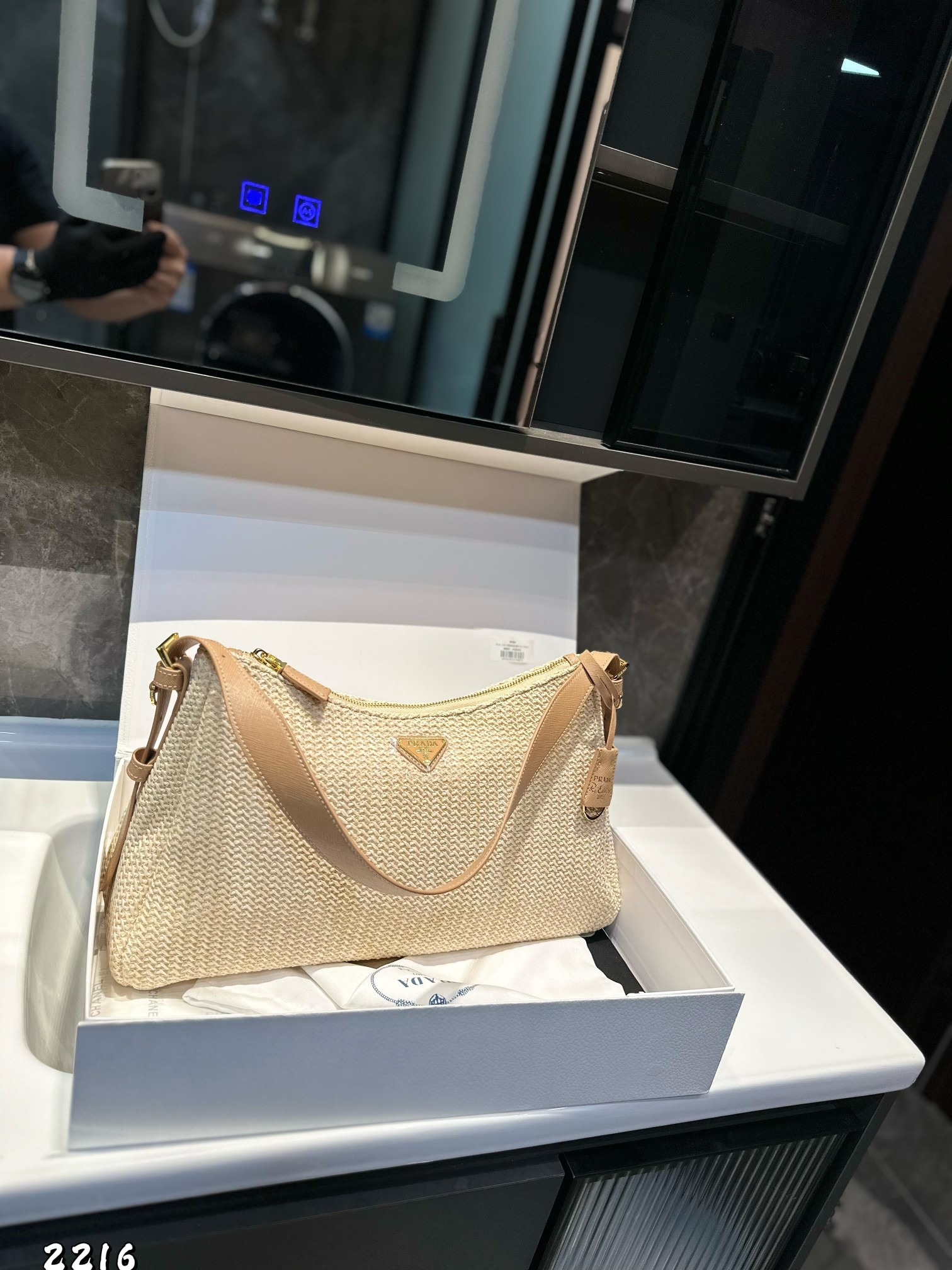 ❤️p160❤️ ✅新品推荐🔜高端货🔥Prada普拉达新款编织腋下包👍高端货！大容量！各大明星追捧的爆款～棕榈叶和牛皮编织而成‼️采用最好的五金配件！（size：40*23*11）