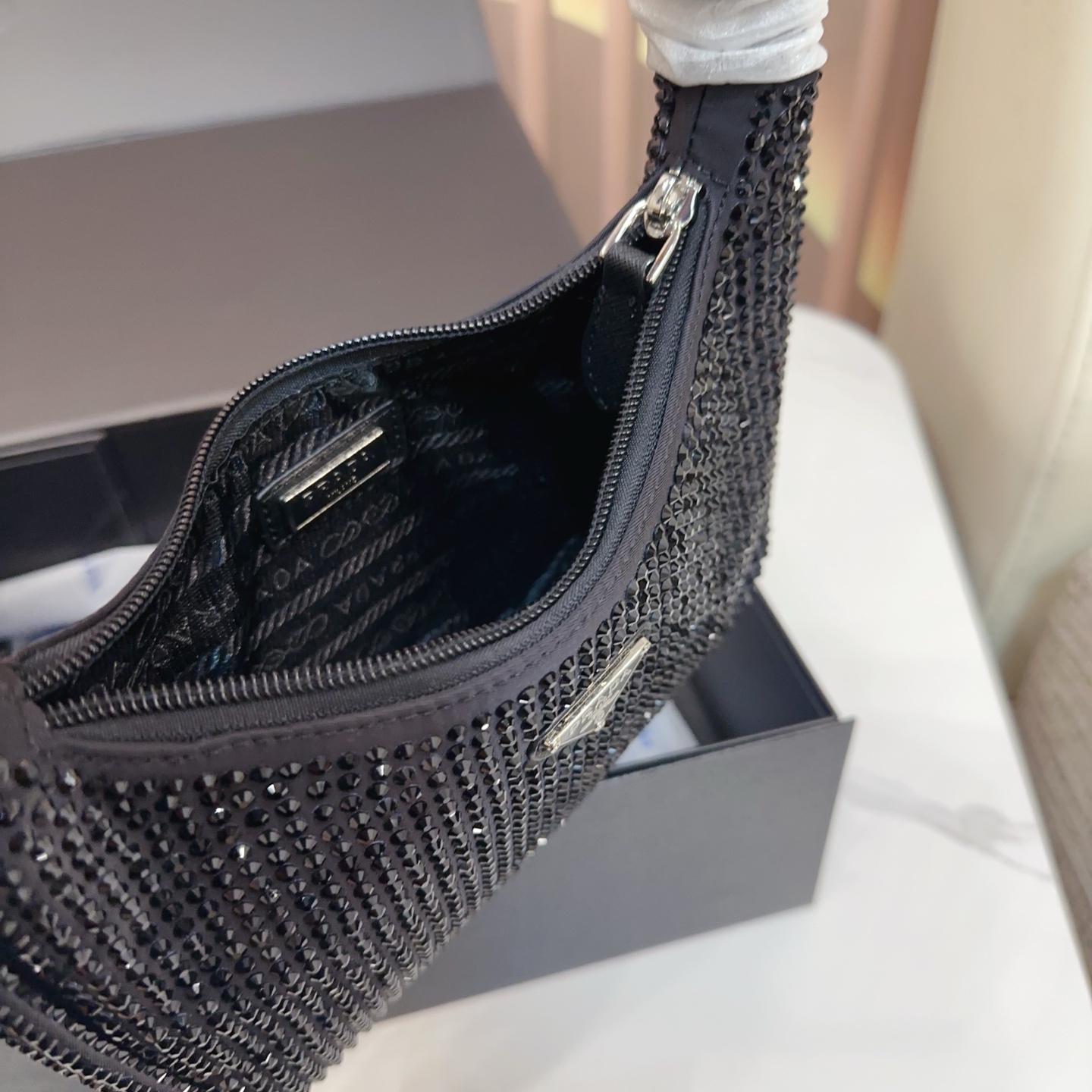 P120 礼盒🎁 size：21&times;12 PRADA 普拉达水钻Re-Edition hobo腋下包💕 包包焕以轻盈的绸缎面料制作， 通体镶嵌璀璨的水钻为亮点， 搭配珐琅三角包扣，容量🉑️～ 任何场合都能成为引人注目的焦点✨yx