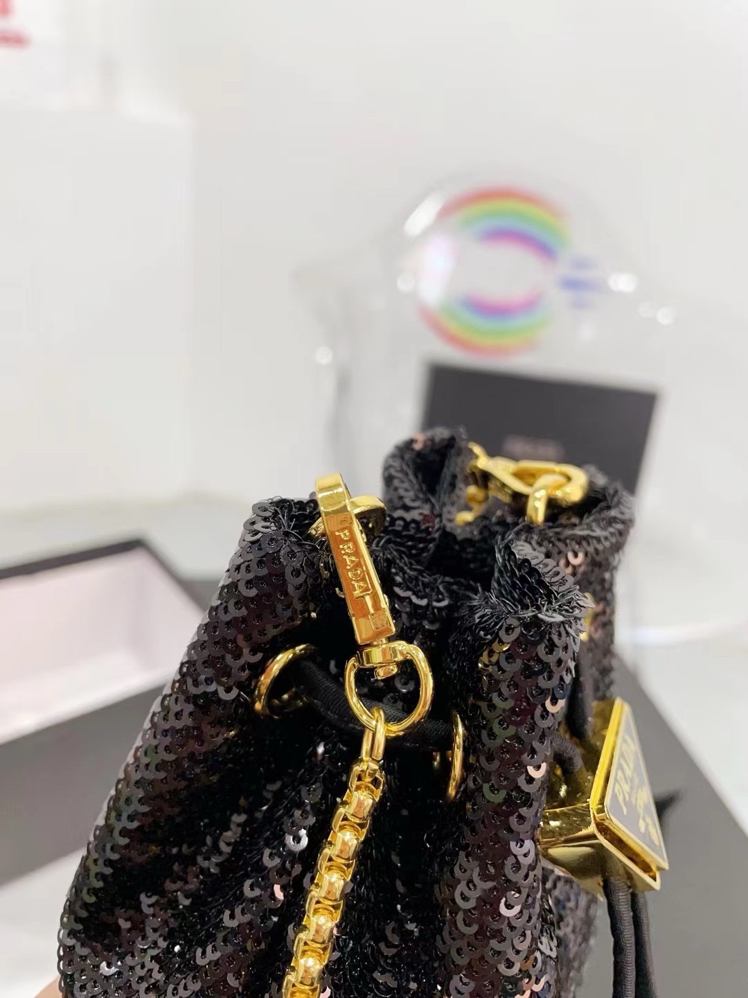👑💰P105配盒 ⚠️尺寸10.13 普拉达PRADA mini亮片水桶包 太可爱了，bling bling的效果非常吸睛 可仙可酷，难道你不心动。 太美太可爱了